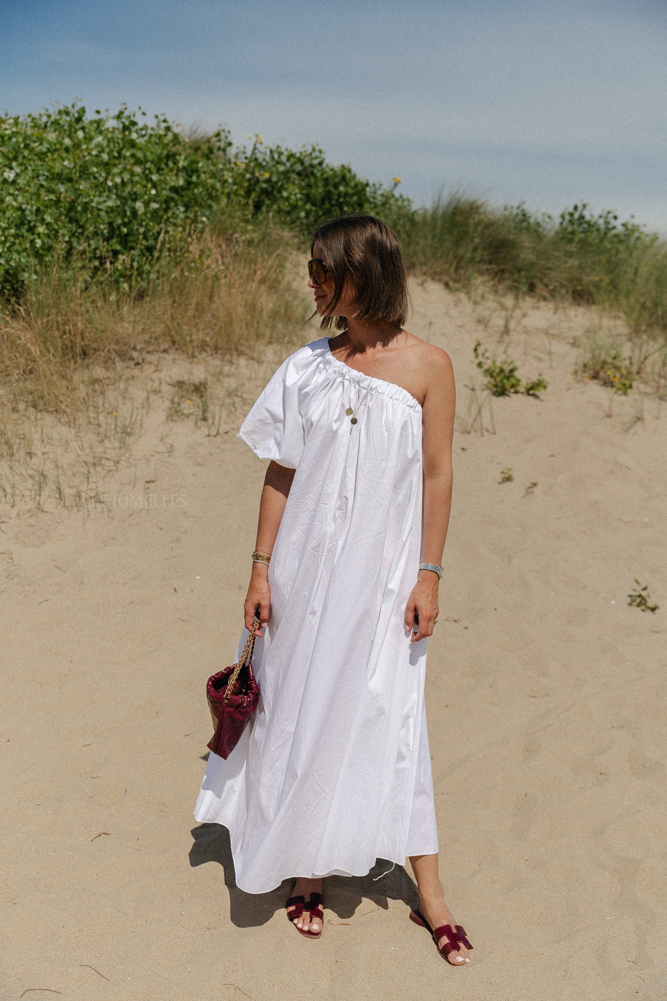 Fran ein Schulterkleid weiß