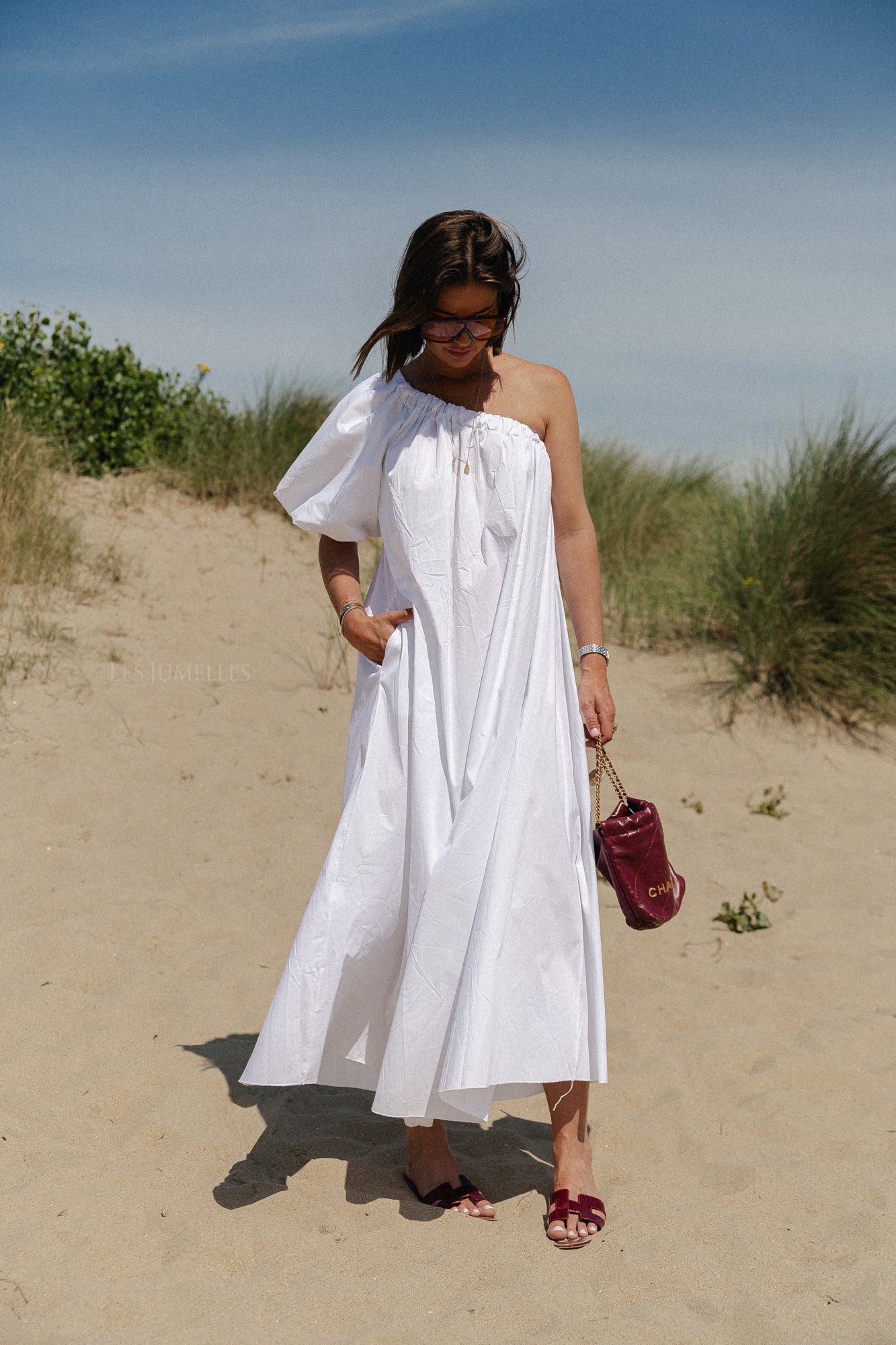 Fran ein Schulterkleid weiß
