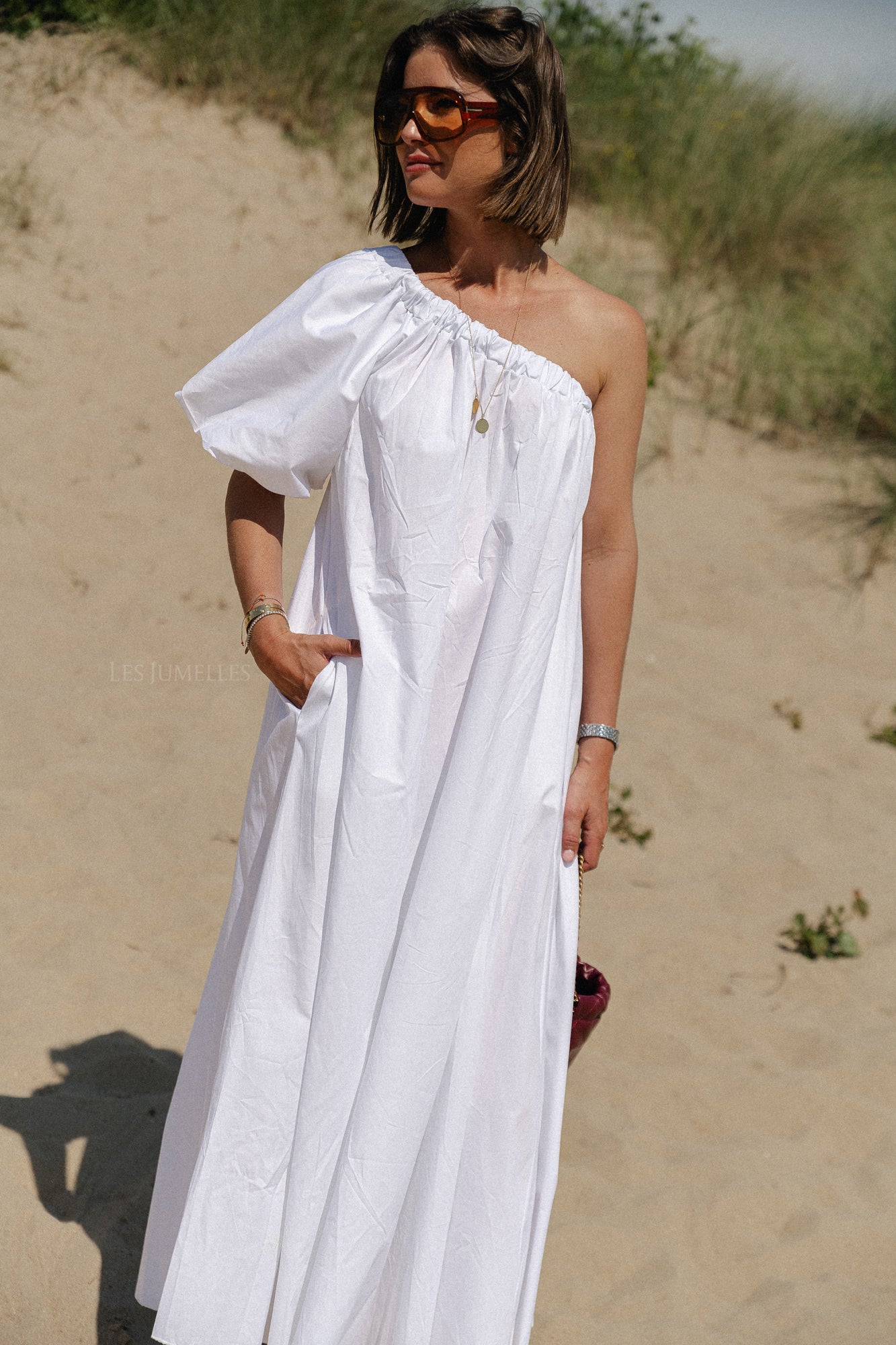 Fran ein Schulterkleid weiß