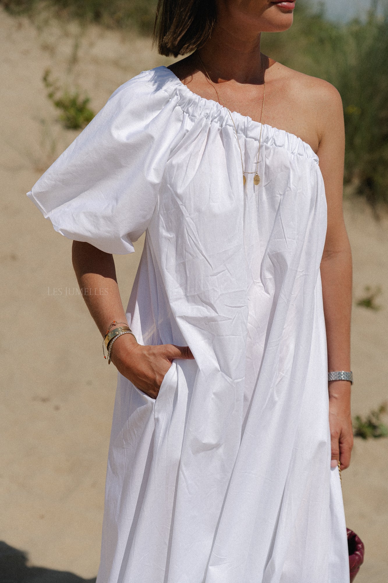 Fran ein Schulterkleid weiß
