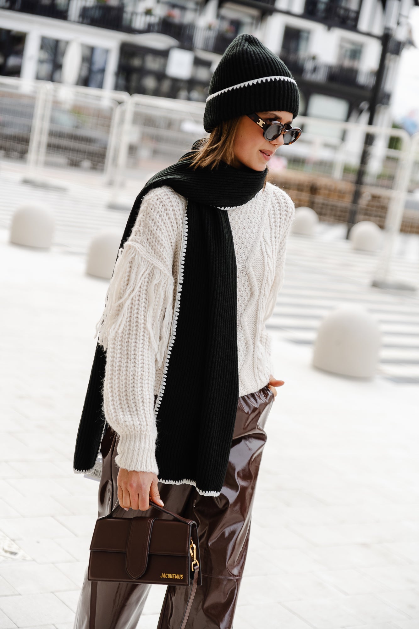<tc>Bonnet Udele noir avec coutures</tc>
