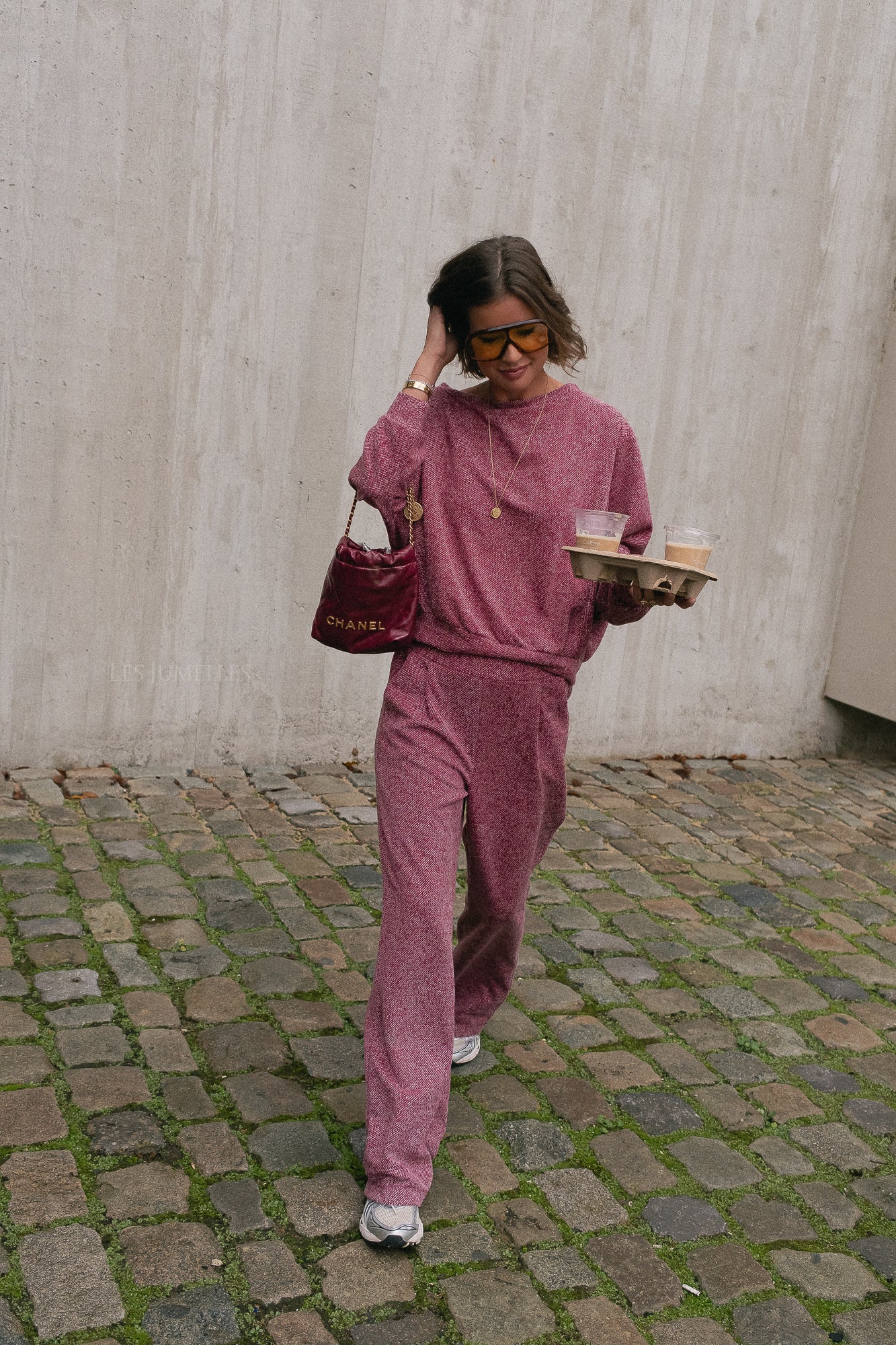 Dyanne Hose in Burgunder