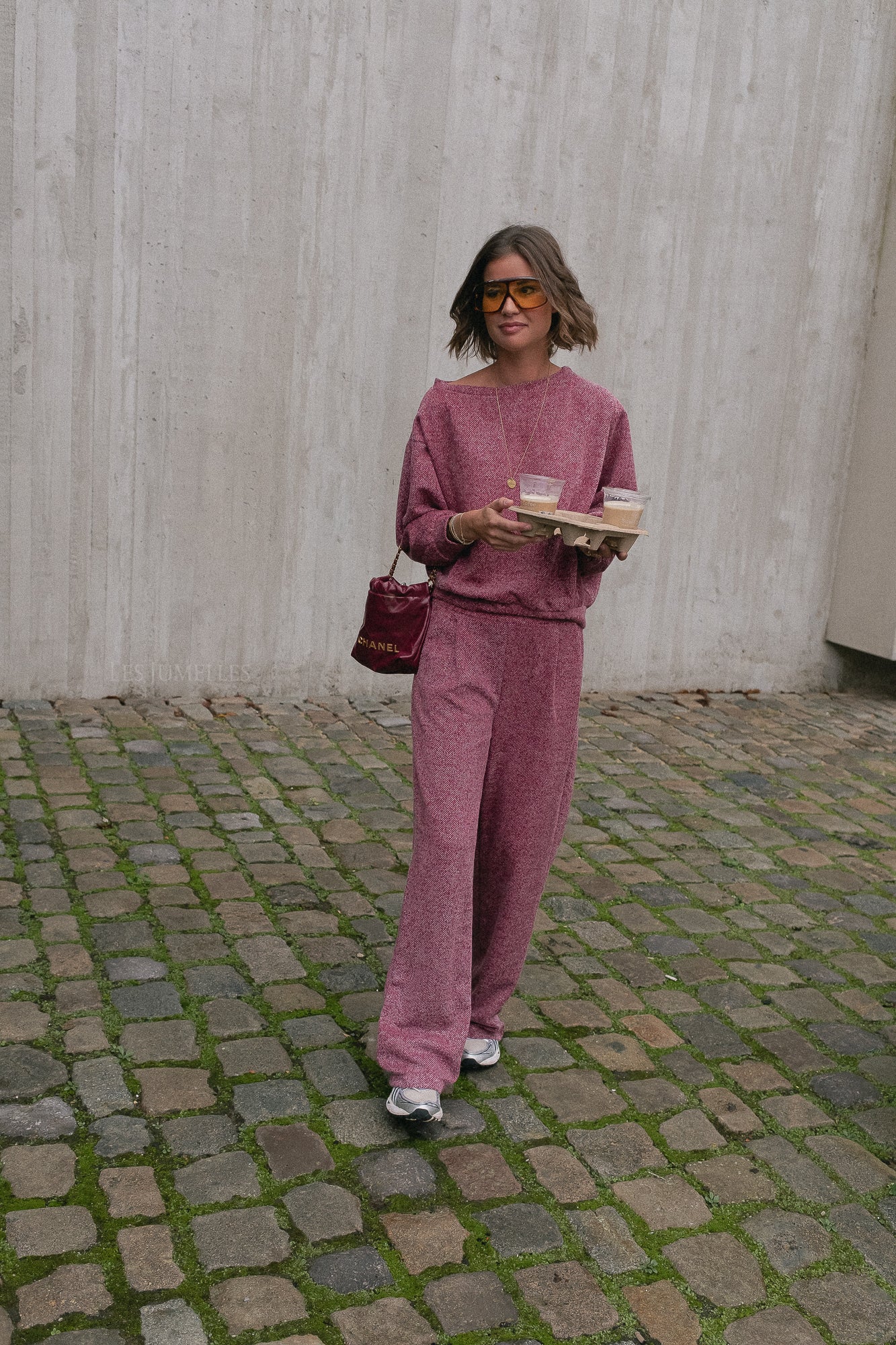Dyanne Hose in Burgunder