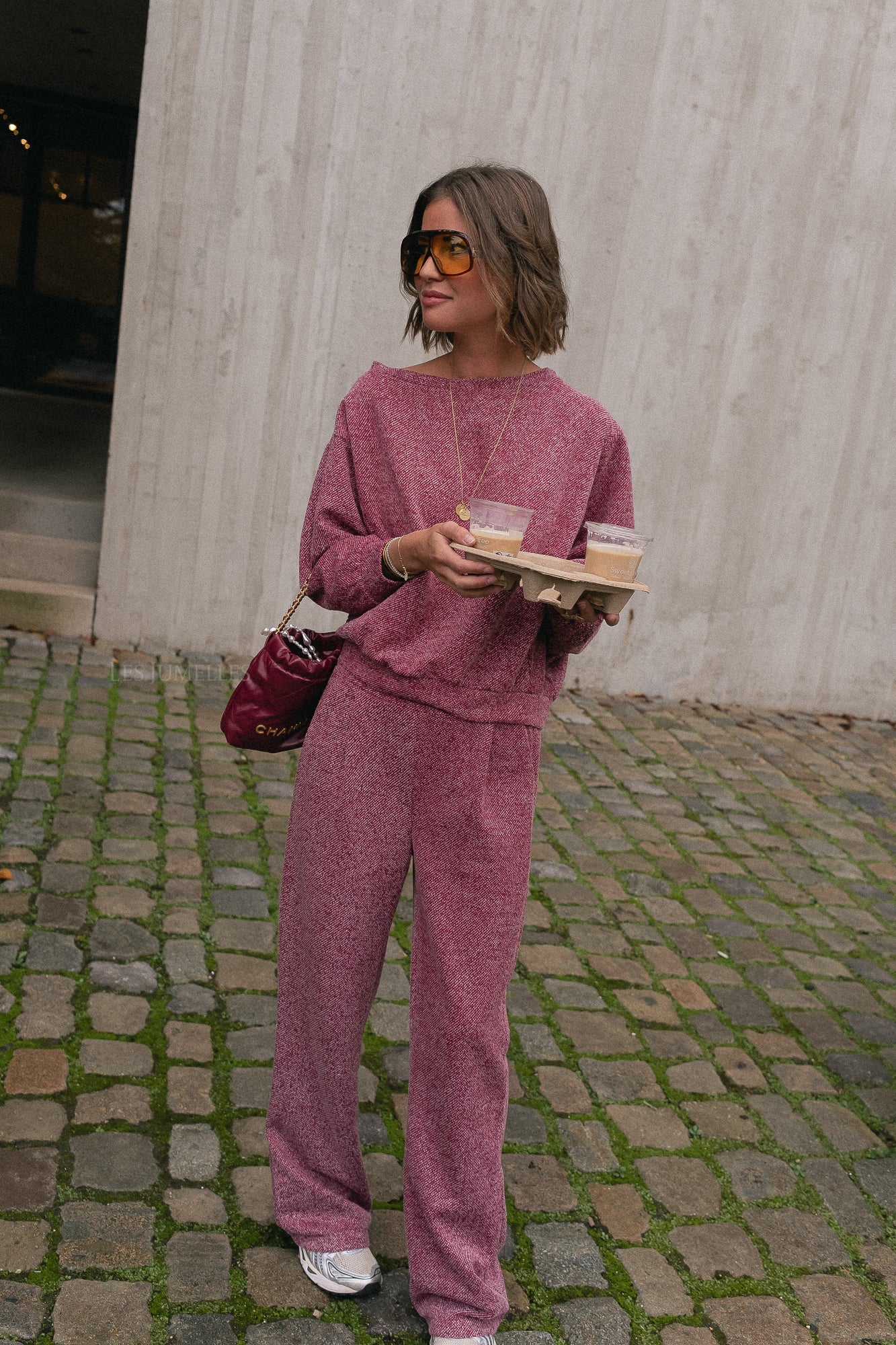 Dyanne Hose in Burgunder