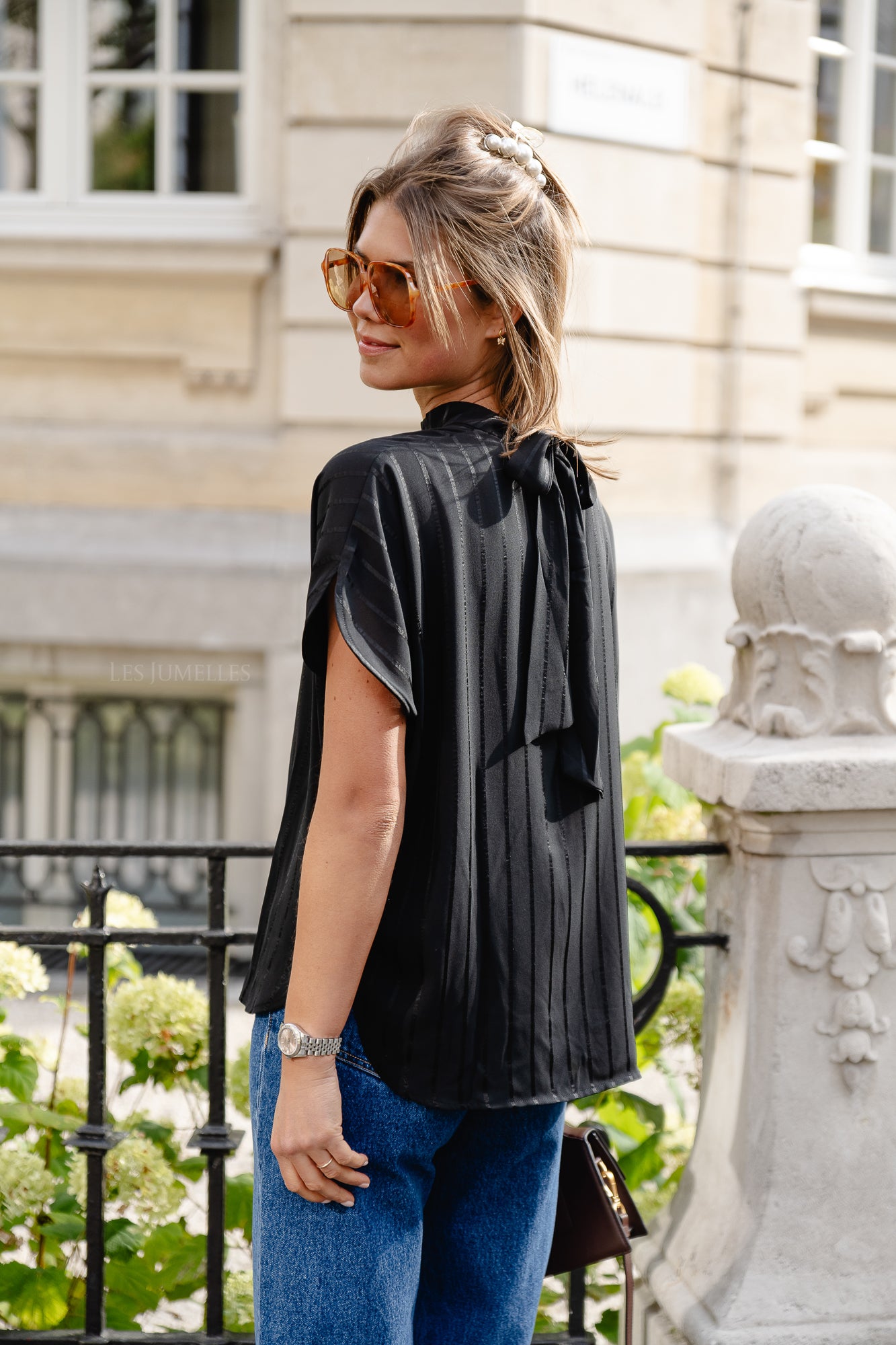 <tc>Top avec bandeau de cravate noir</tc>