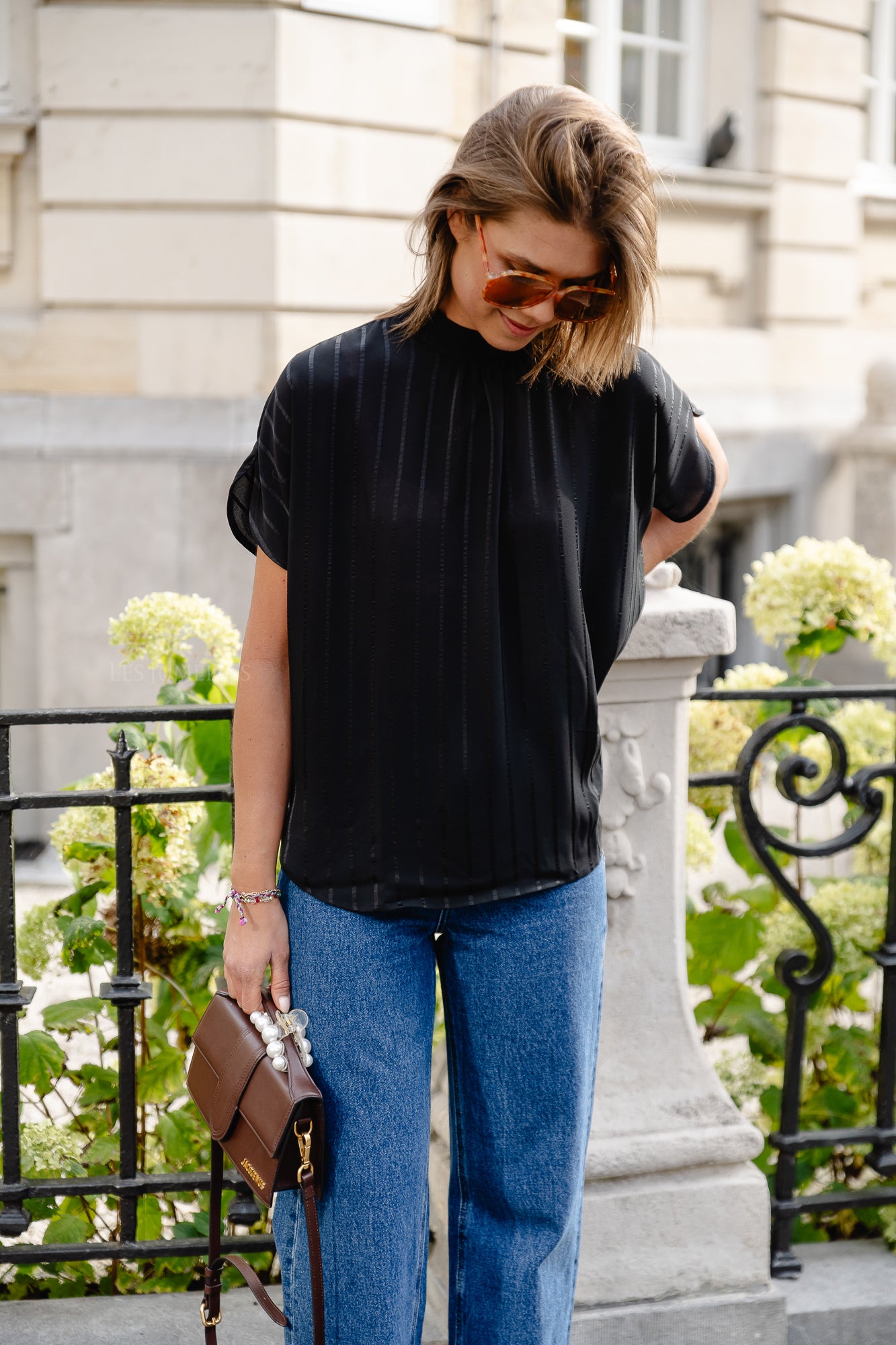 <tc>Top avec bandeau de cravate noir</tc>