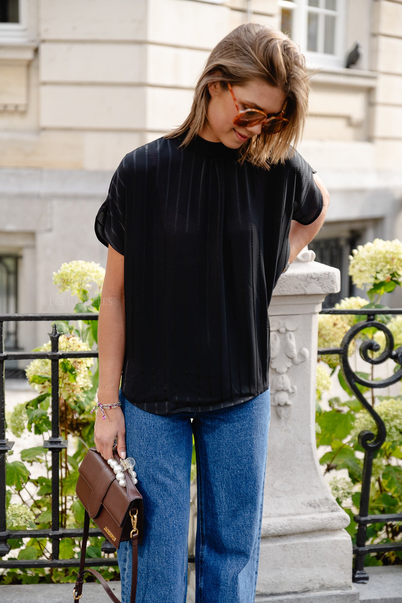 <tc>Top avec bandeau de cravate noir</tc>