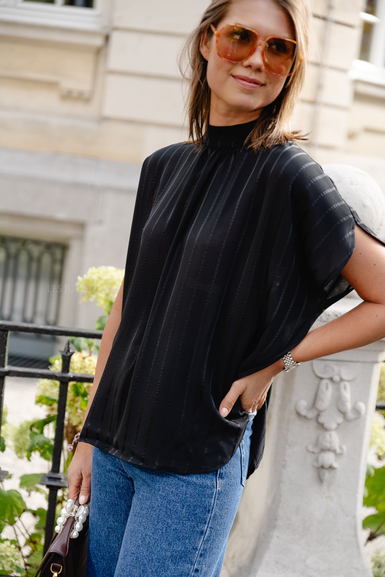 <tc>Top avec bandeau de cravate noir</tc>