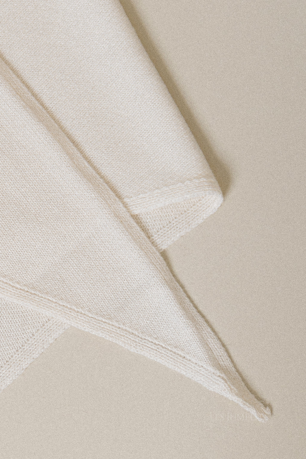 Juhla triangle scarf ecru