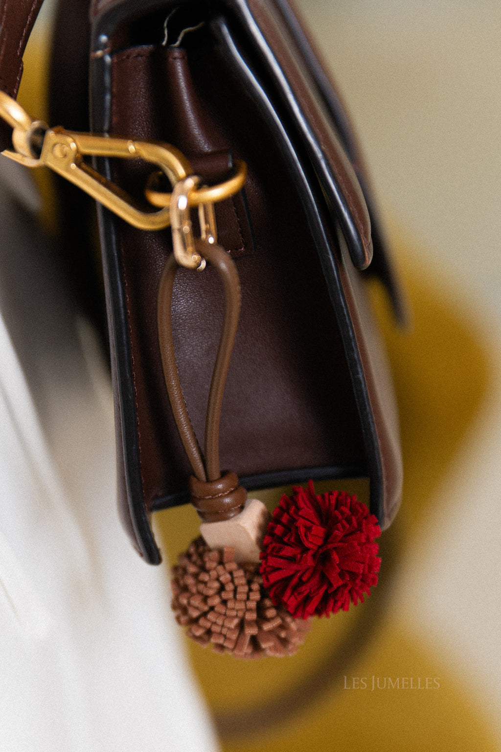 Porte-clés pompon camel/rouge foncé