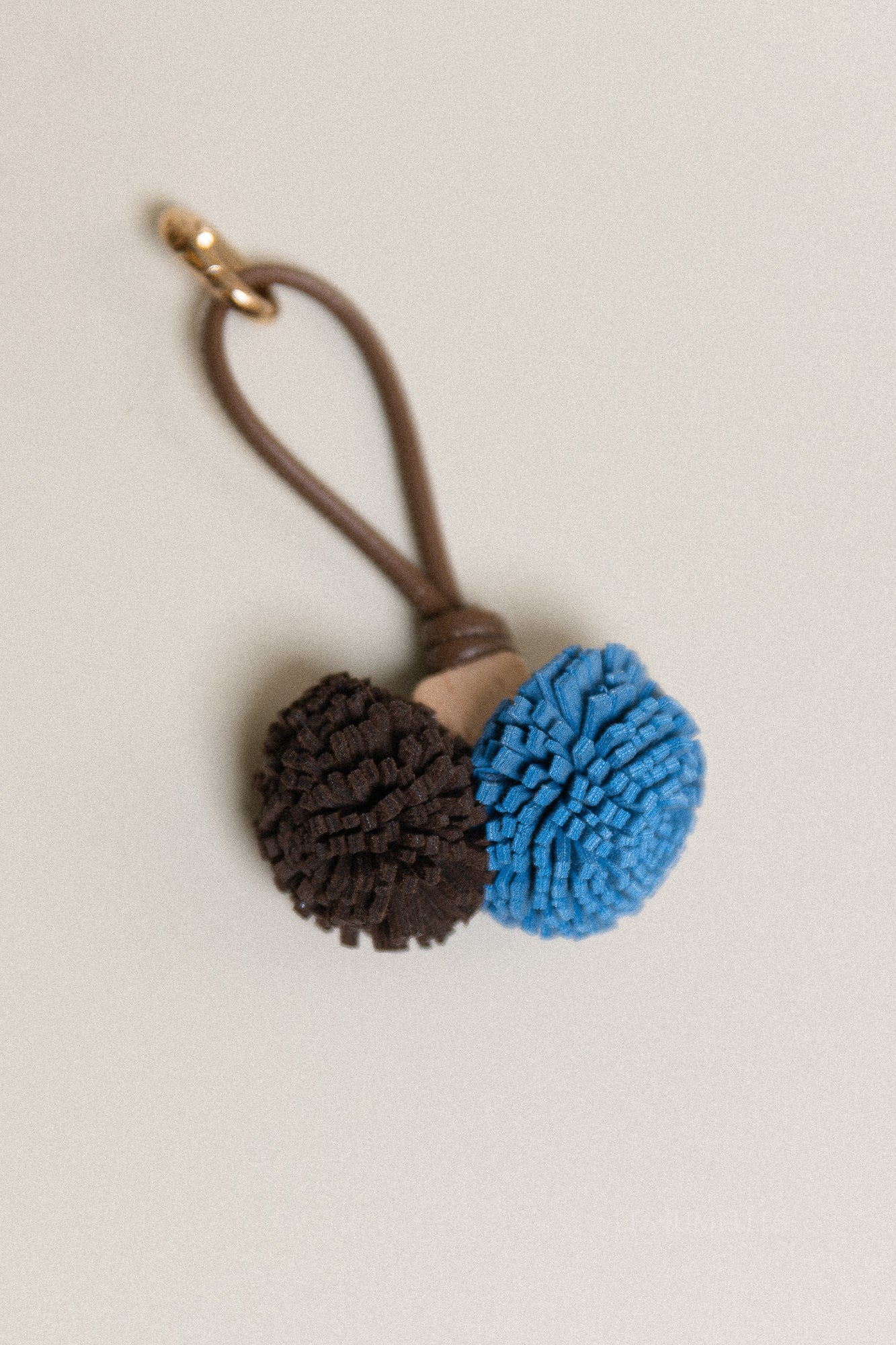 Pompon sleutelhanger bruin/blauw