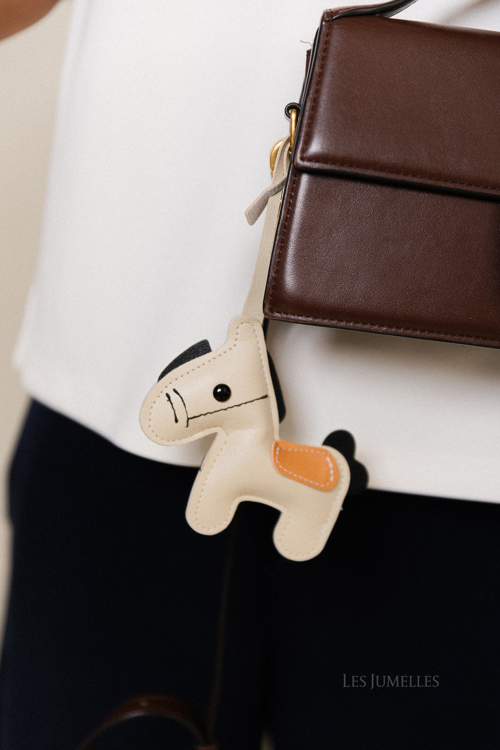 Sleutelhanger paard ecru/zwart