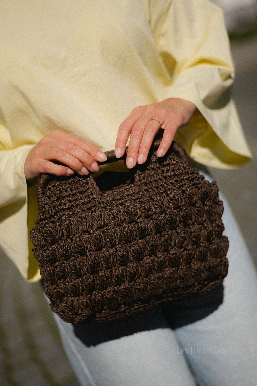 Textured crochet handbag - dark brown
