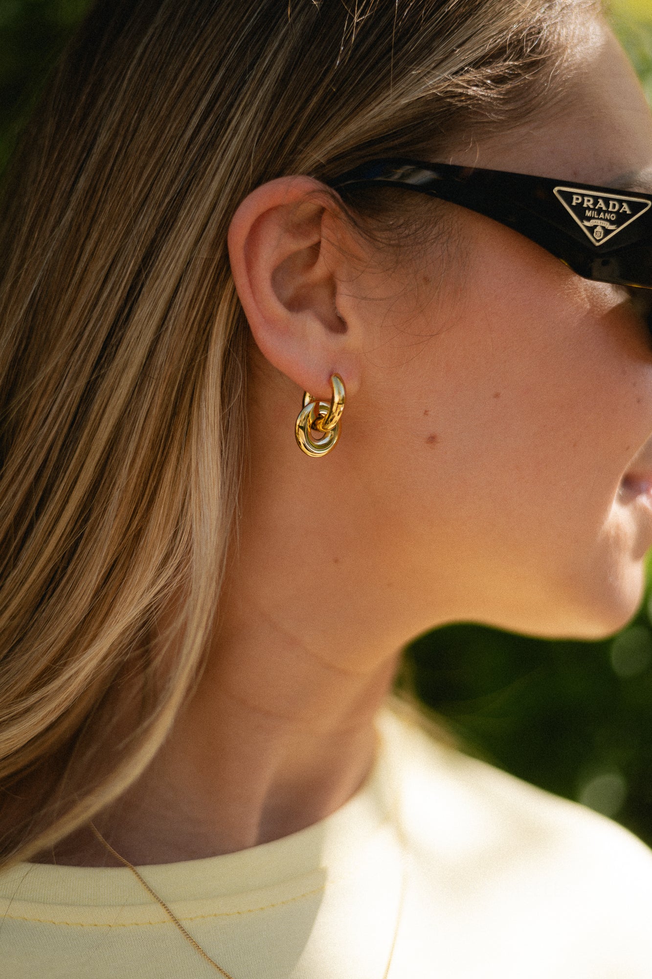 Chunky interlocking hoop earrings gold