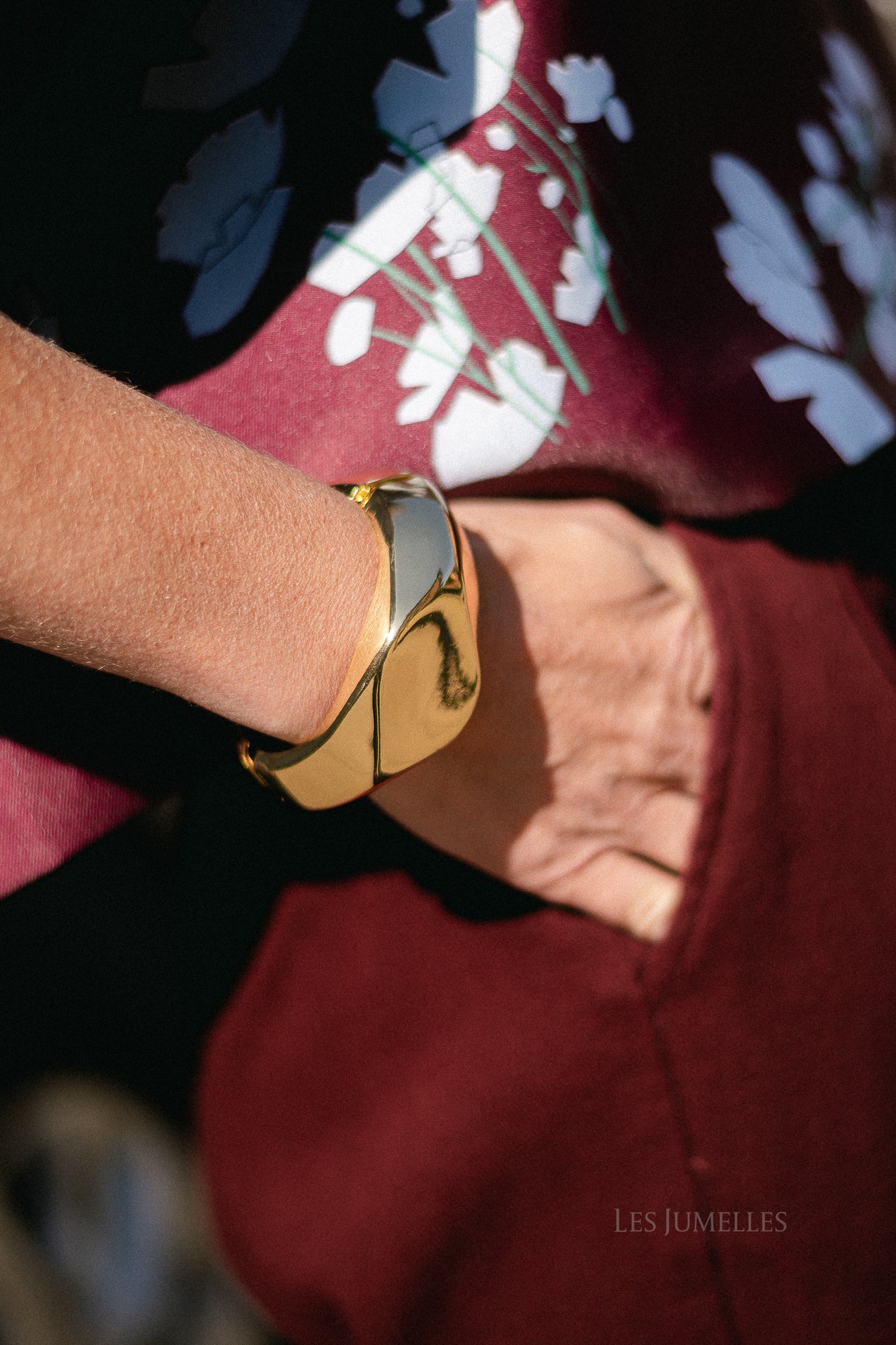 Sculptural bangle gold