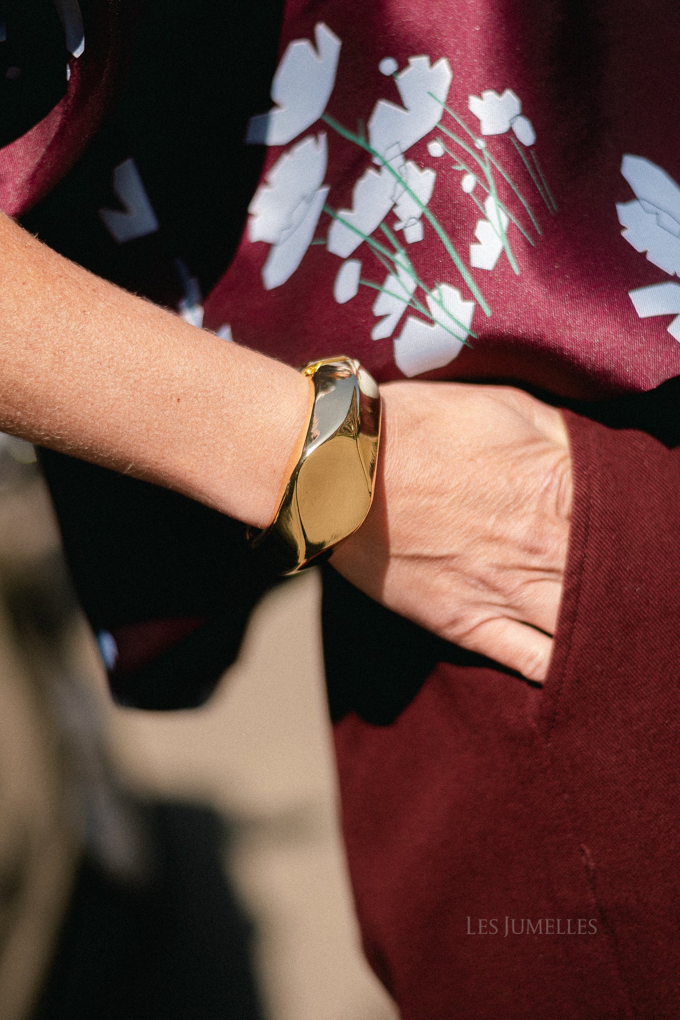 Sculptural bangle gold