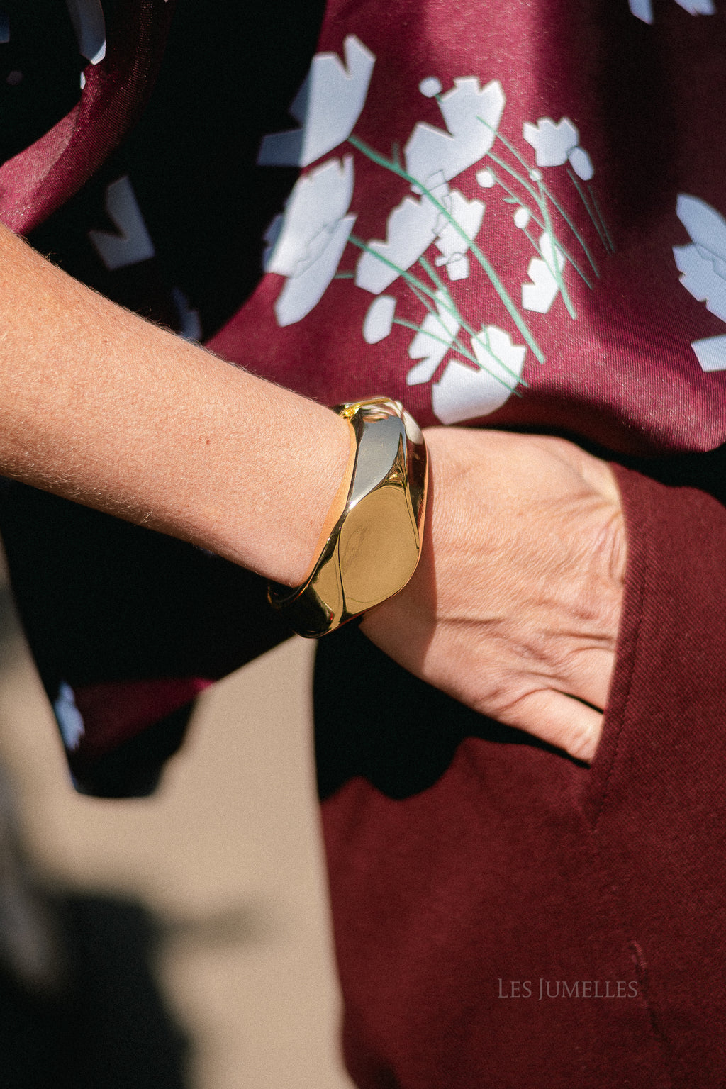 Sculptural bangle gold