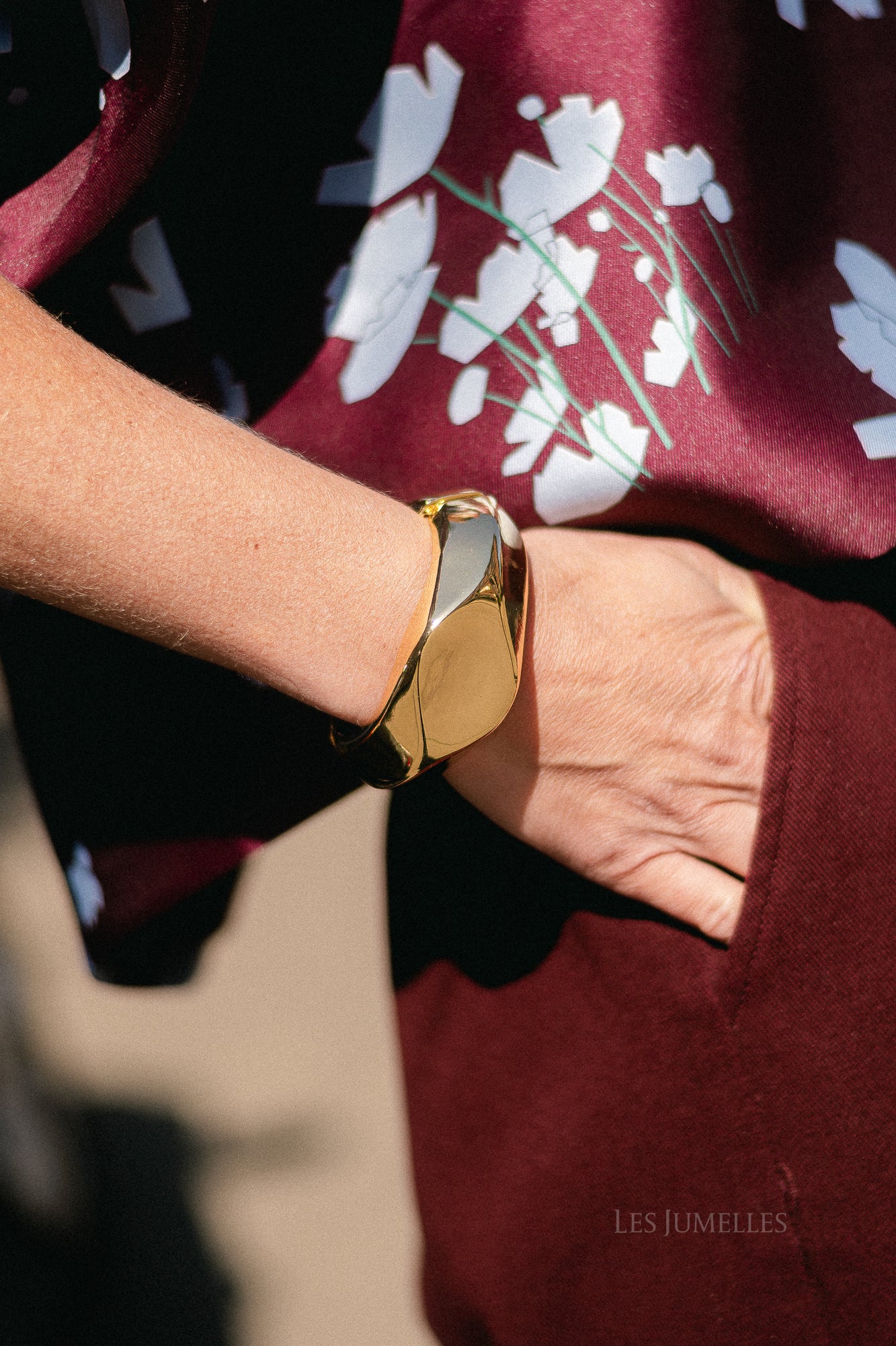 Sculptural bangle gold