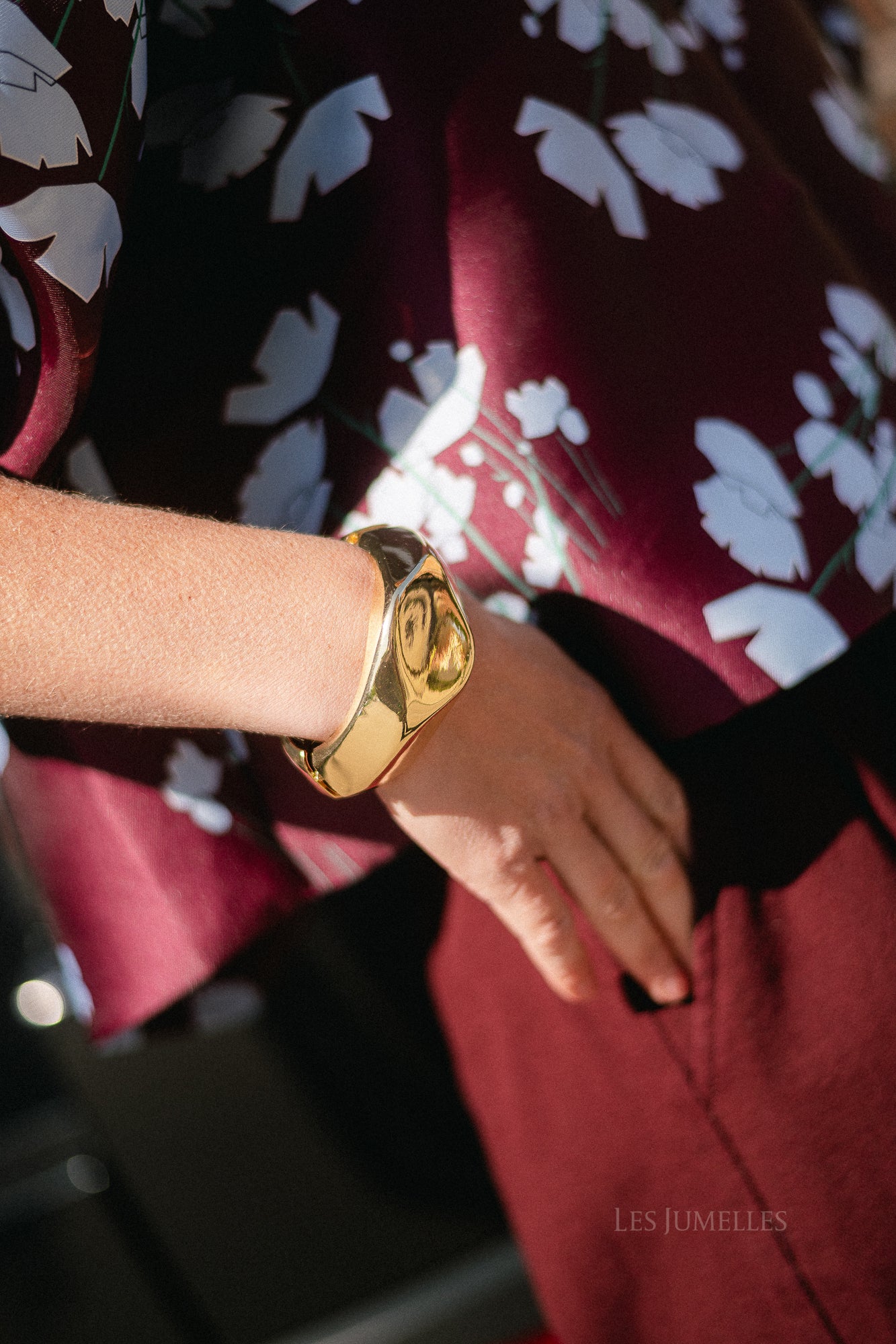 Sculptural bangle gold