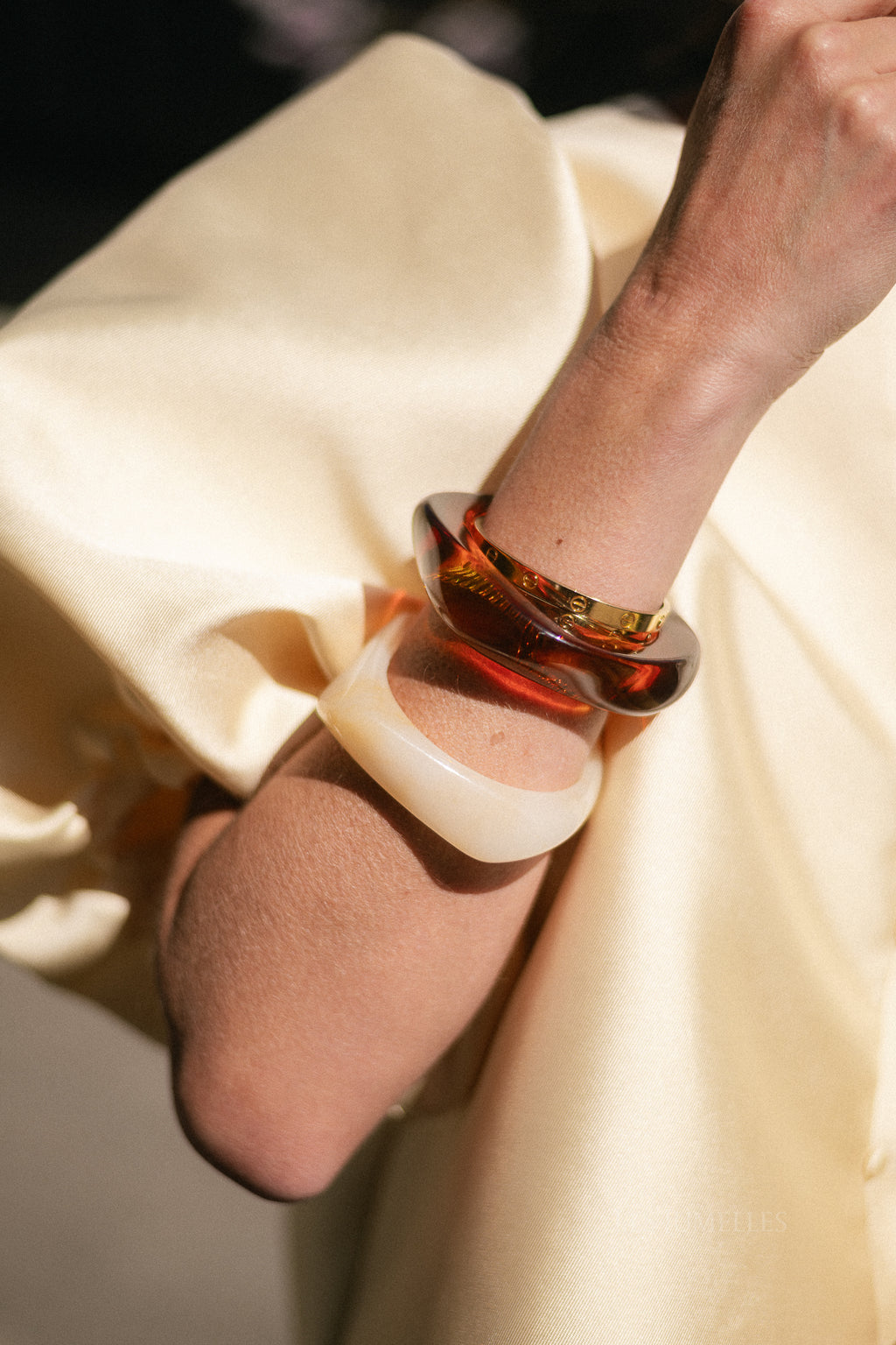 Resin bangle bracelet cognac