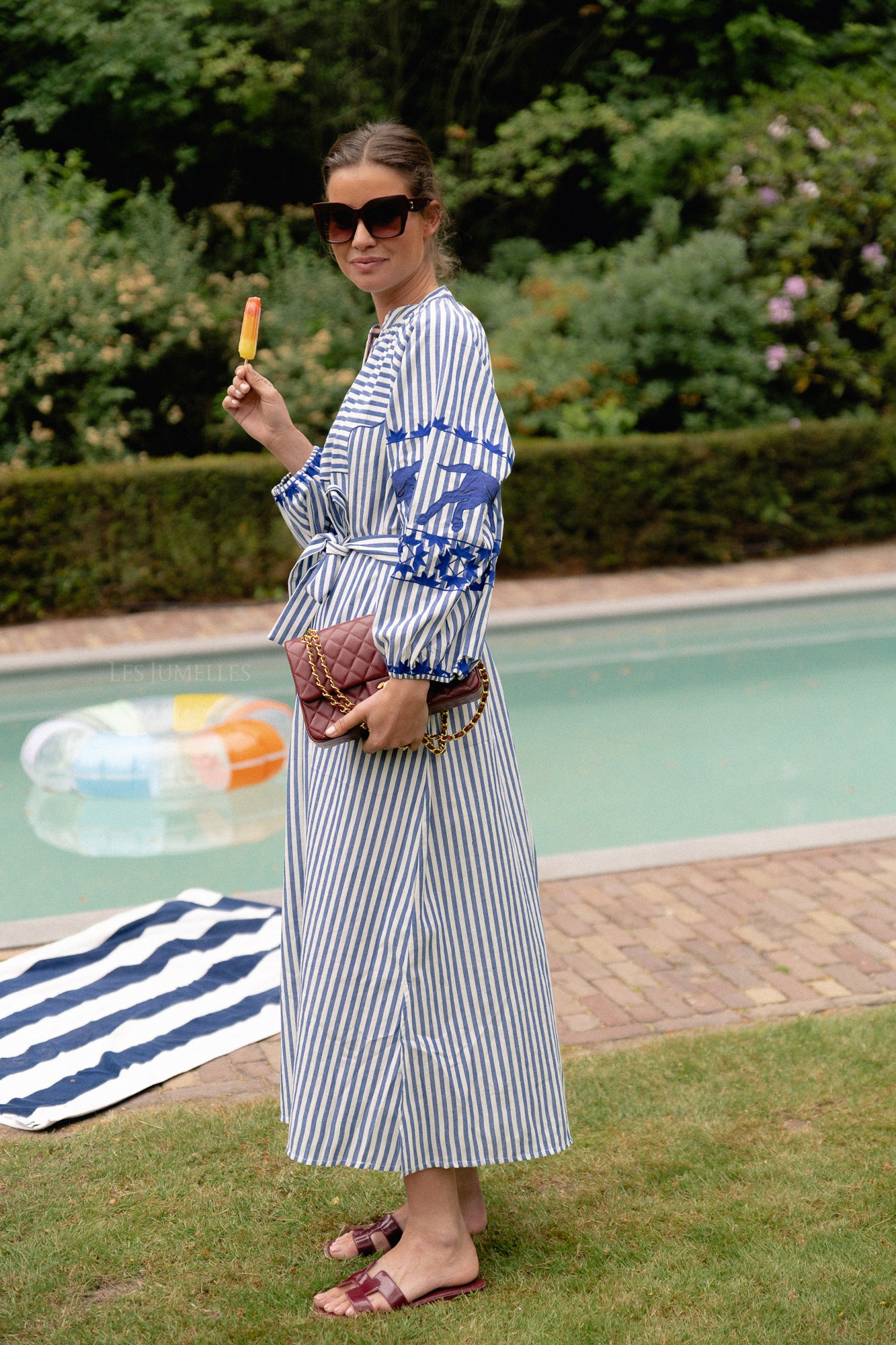 Quinn Maxikleid mit blauen Streifen