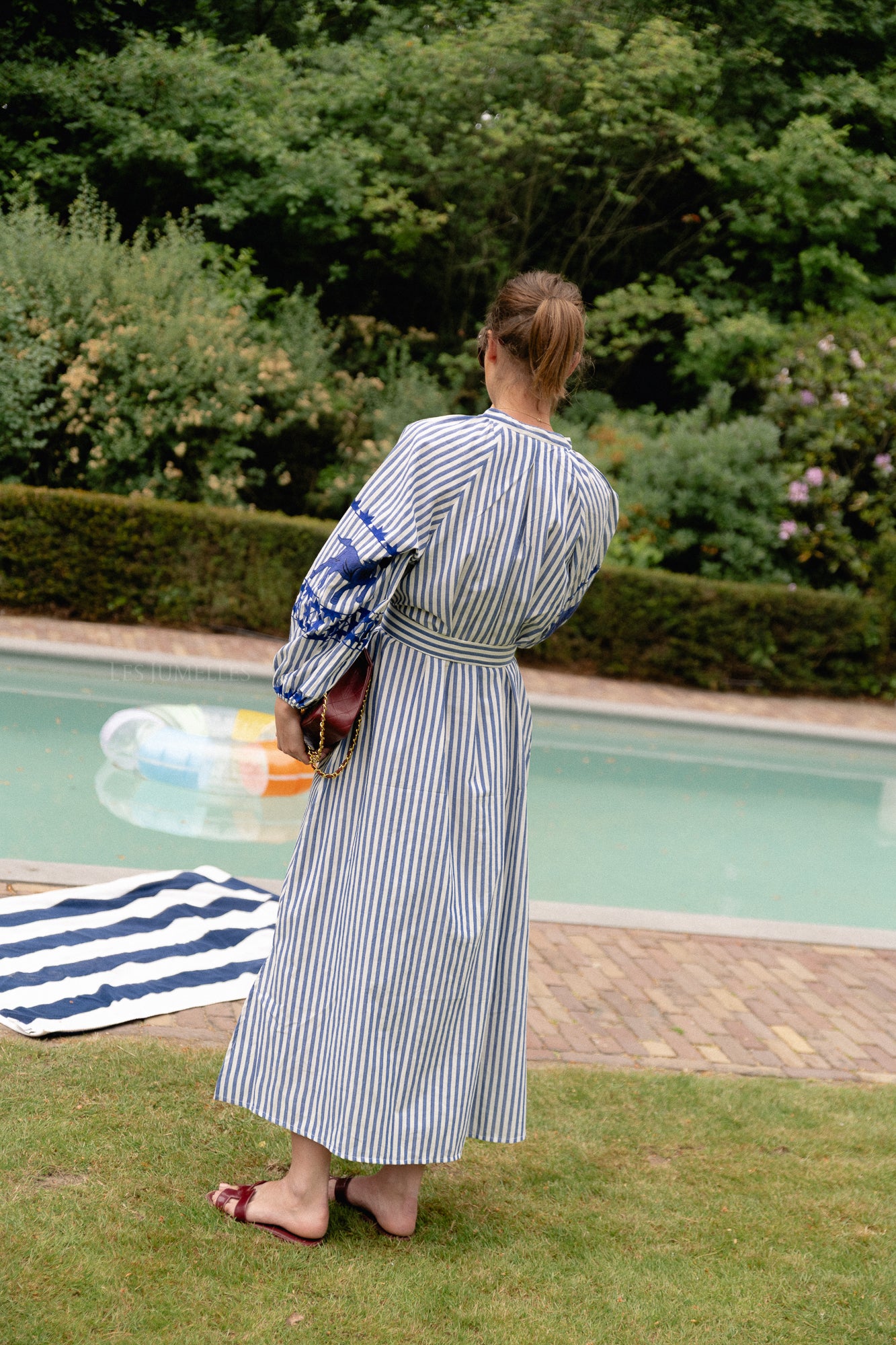 Quinn Maxikleid mit blauen Streifen