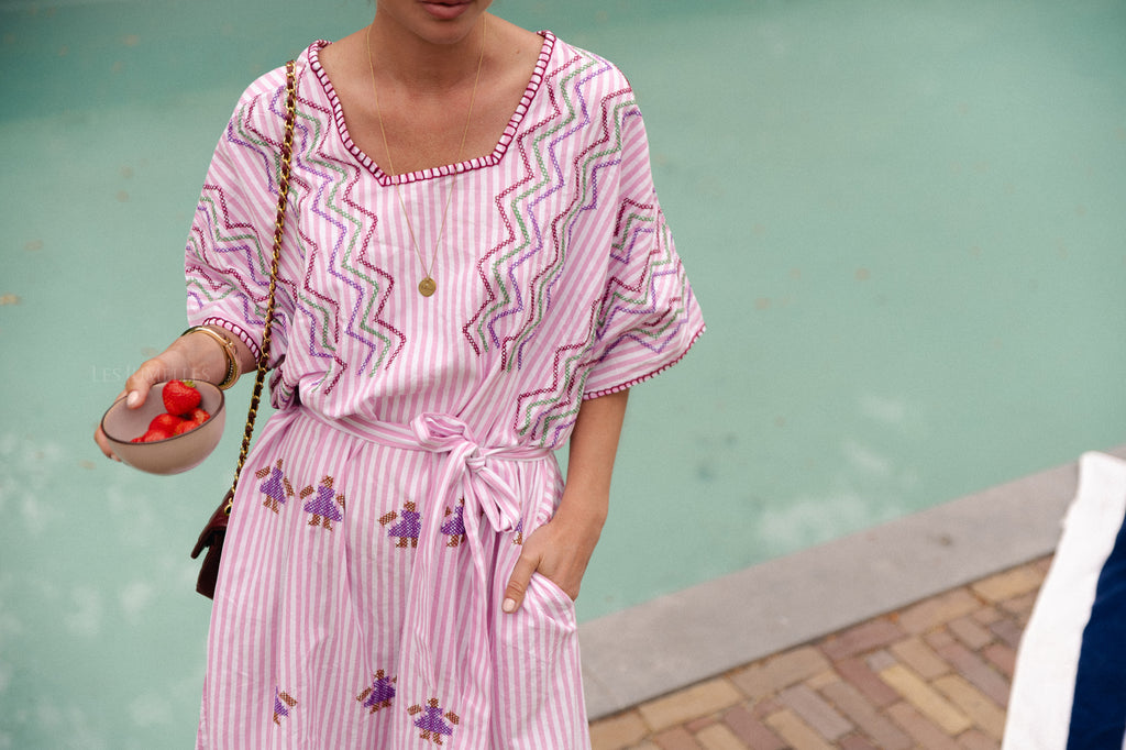 Anna besticktes Kleid rosa-weiße Streifen