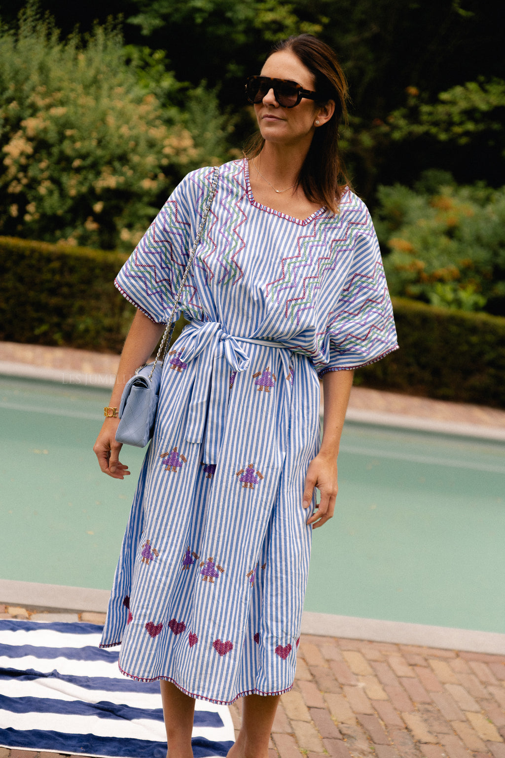 Anna besticktes Kleid blau-weiße Streifen