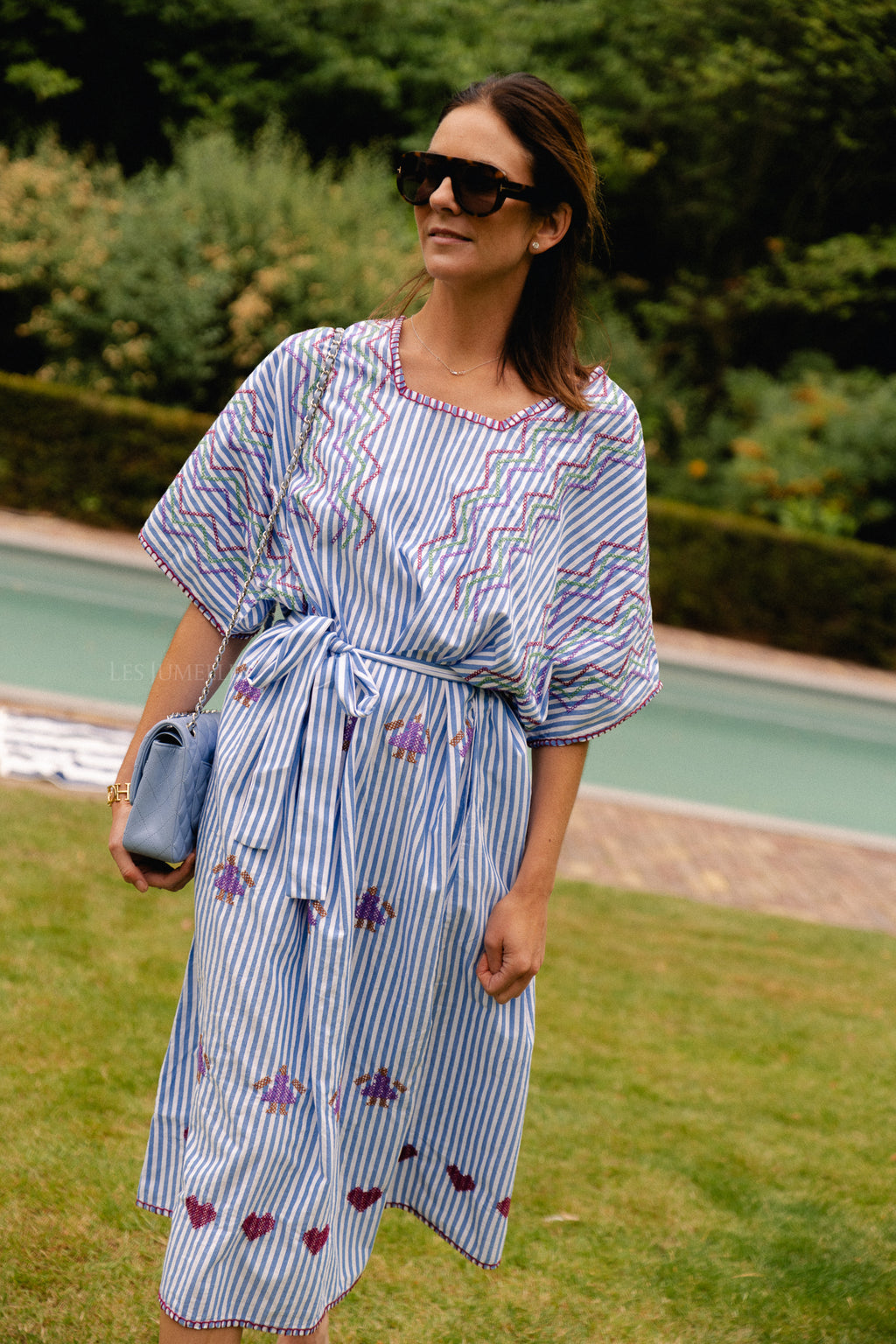 Anna besticktes Kleid blau-weiße Streifen