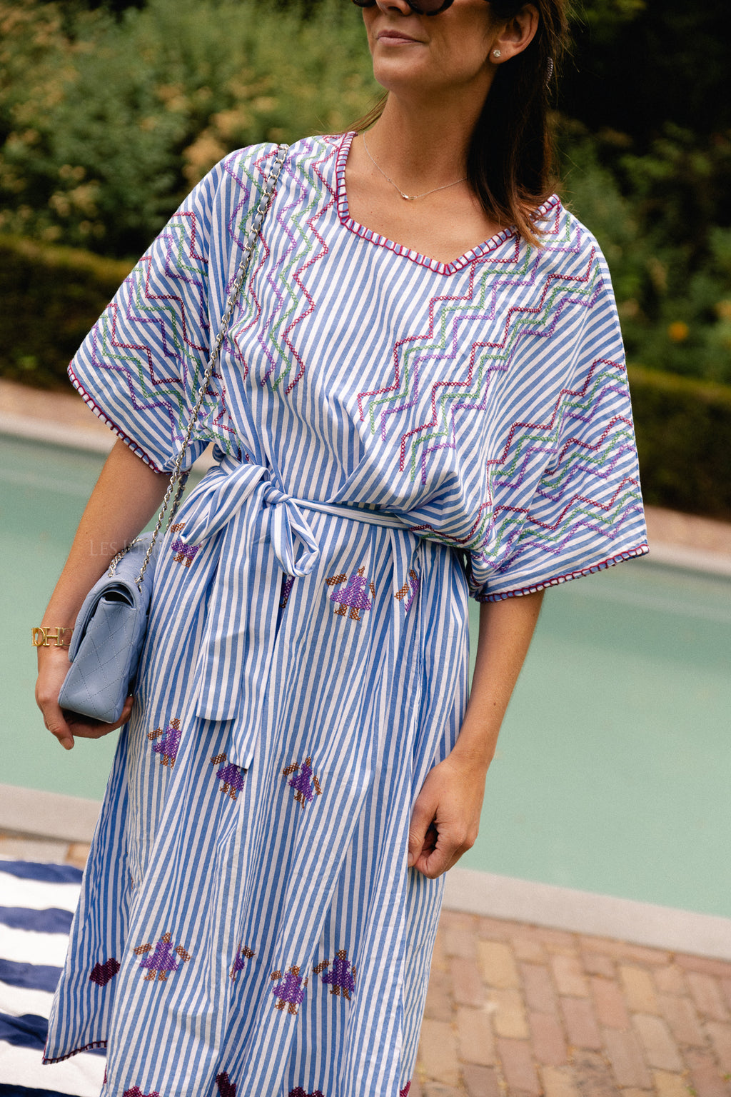 Anna besticktes Kleid blau-weiße Streifen