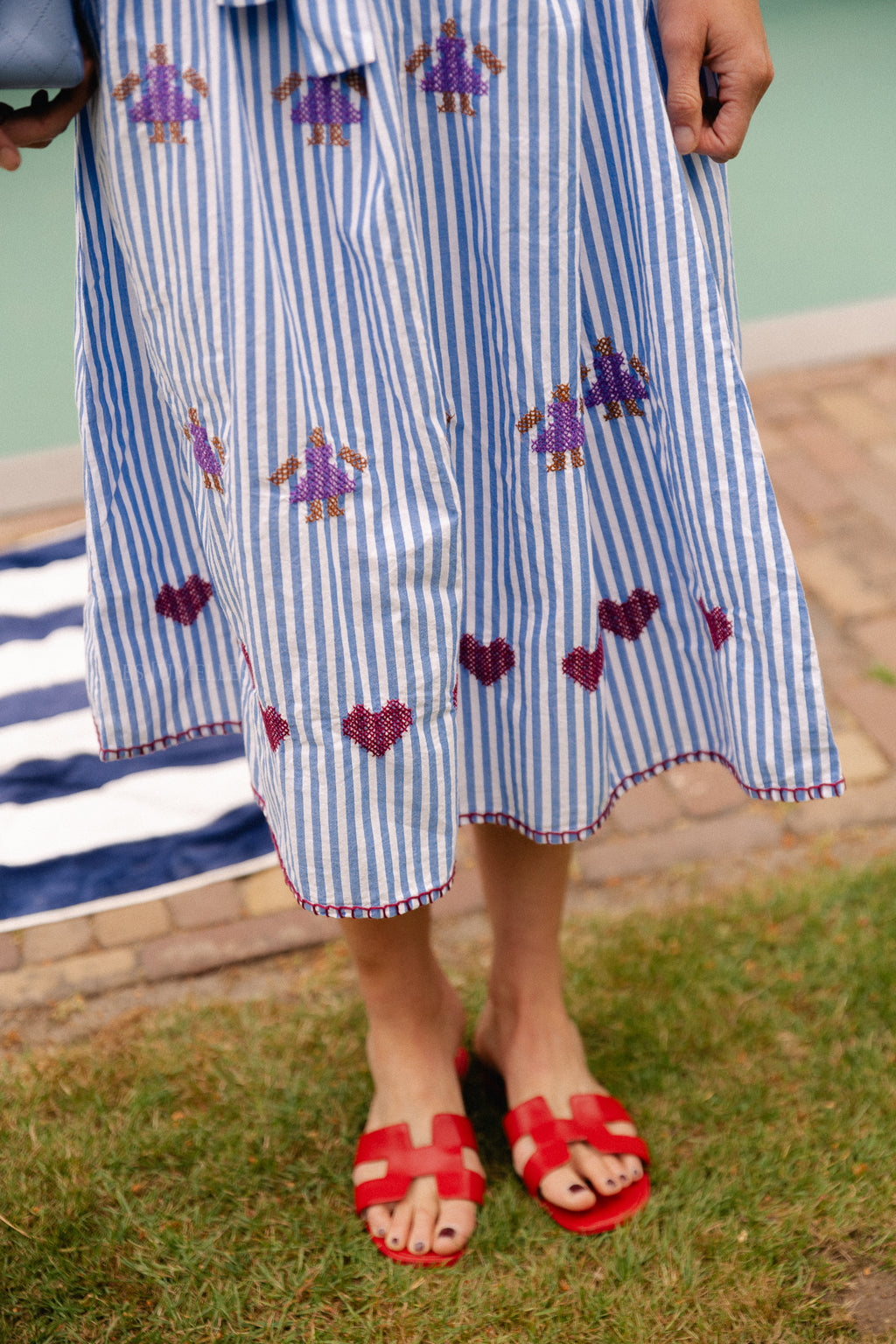 Anna besticktes Kleid blau-weiße Streifen
