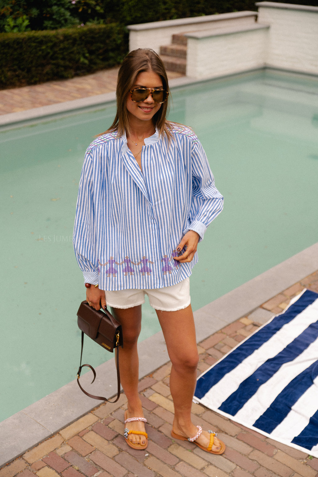 Capucine besticktes Hemd mit blauen Streifen