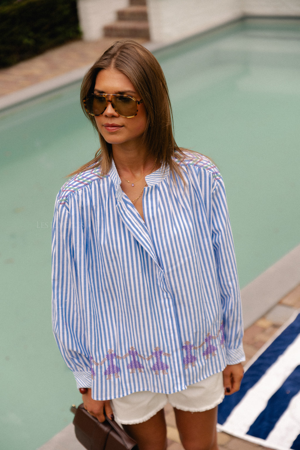 Capucine besticktes Hemd mit blauen Streifen
