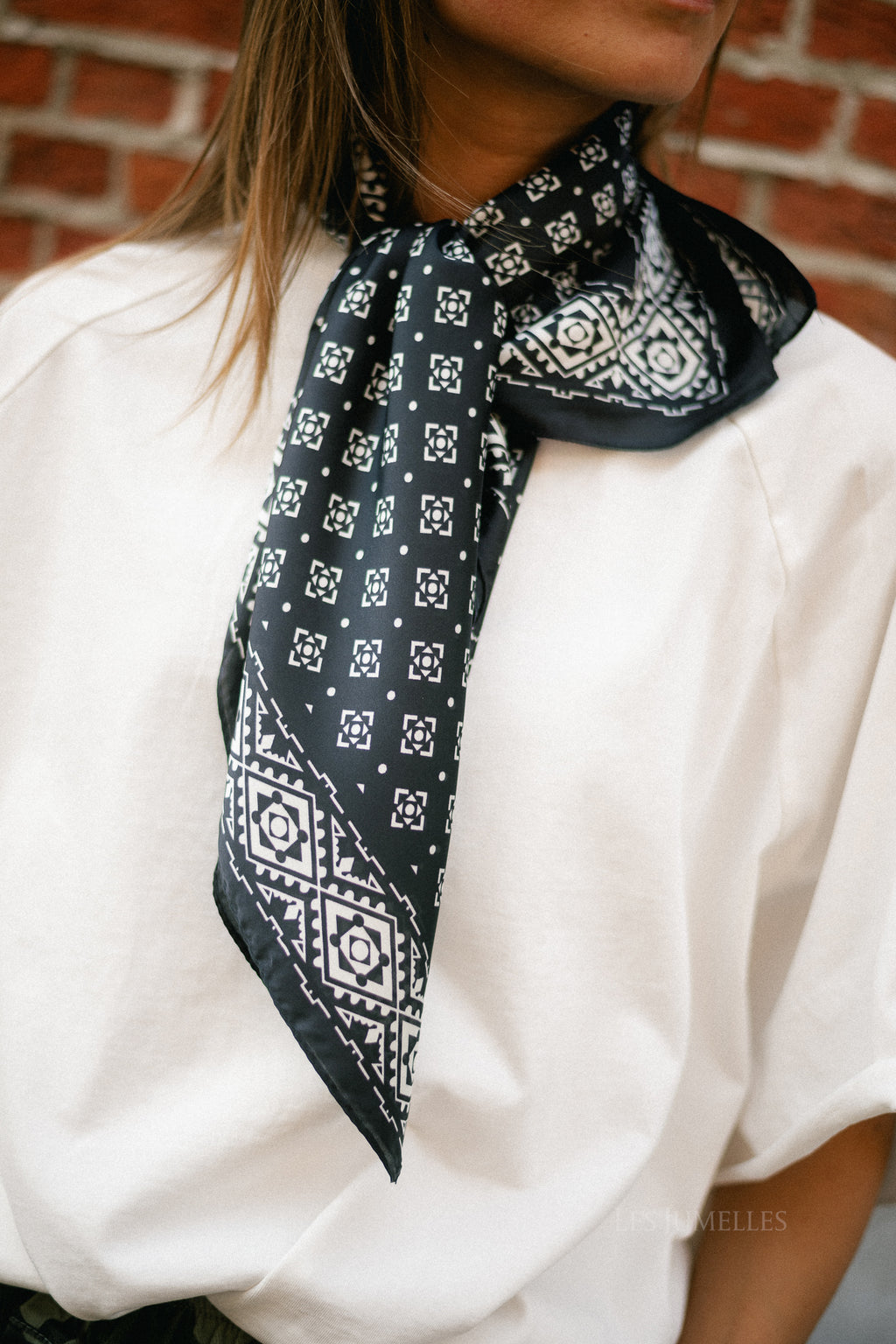 Holly printed scarf black/white