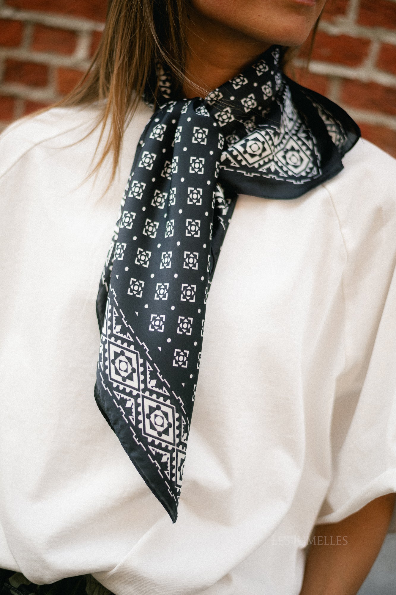 Holly printed scarf black/white