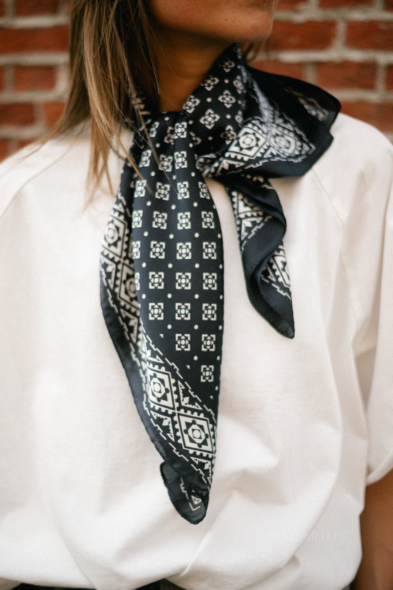 Holly printed scarf black/white