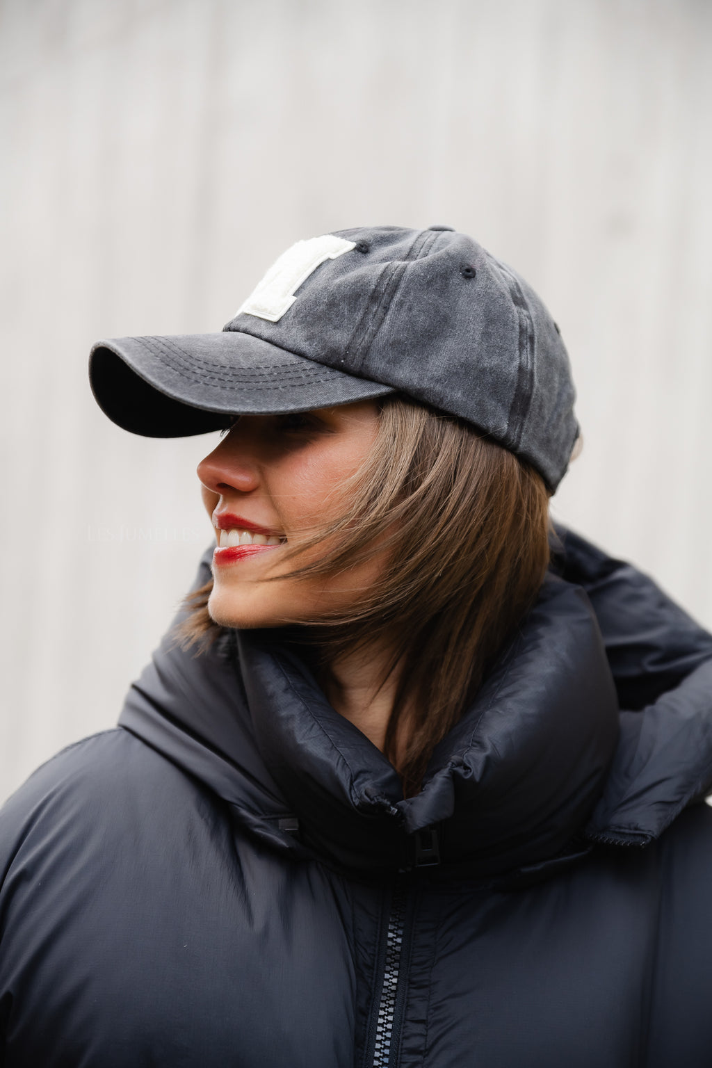 'M' Cap aus gewaschenem anthrazitfarbenem Denim