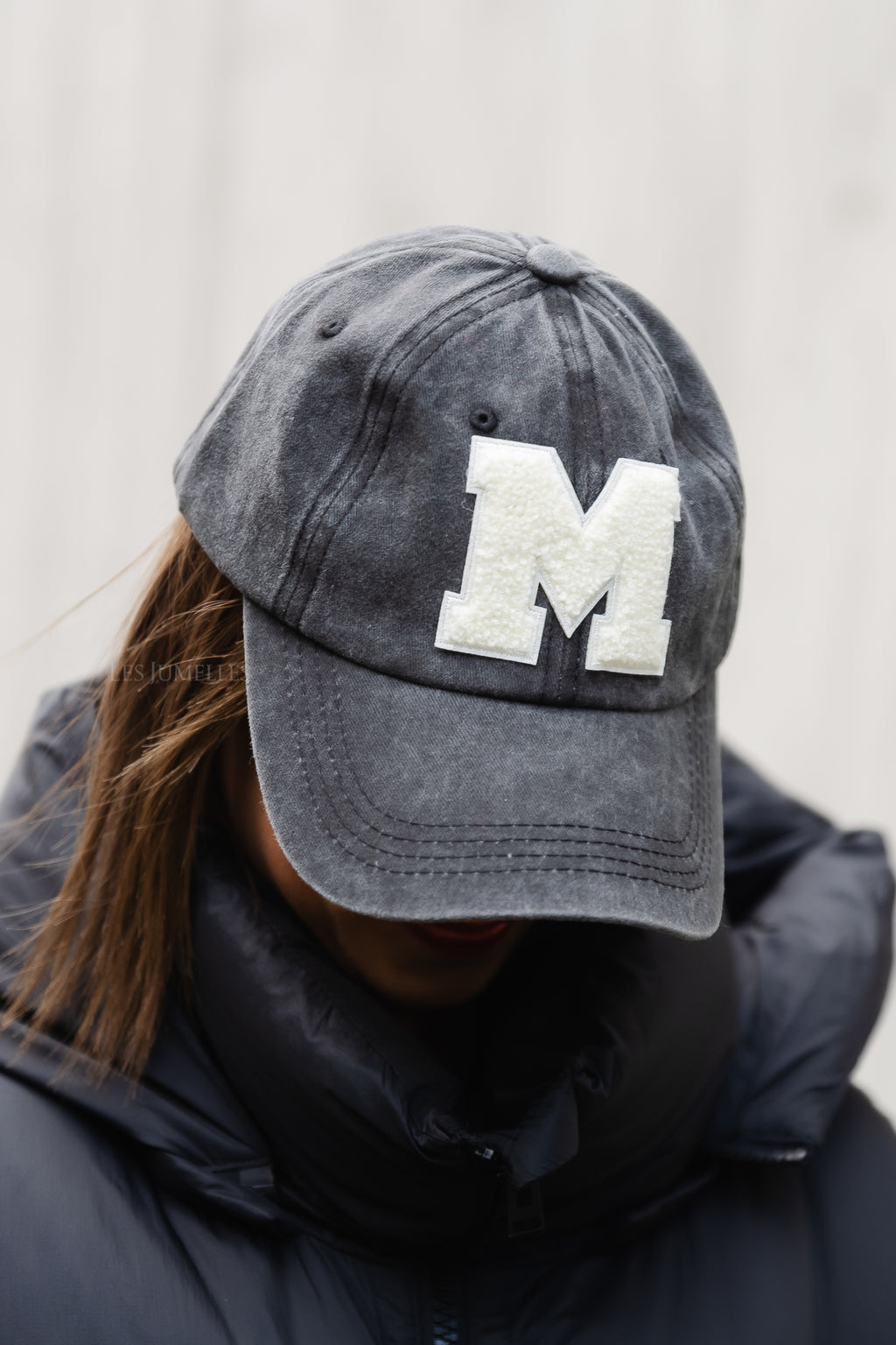 'M' Cap aus gewaschenem anthrazitfarbenem Denim
