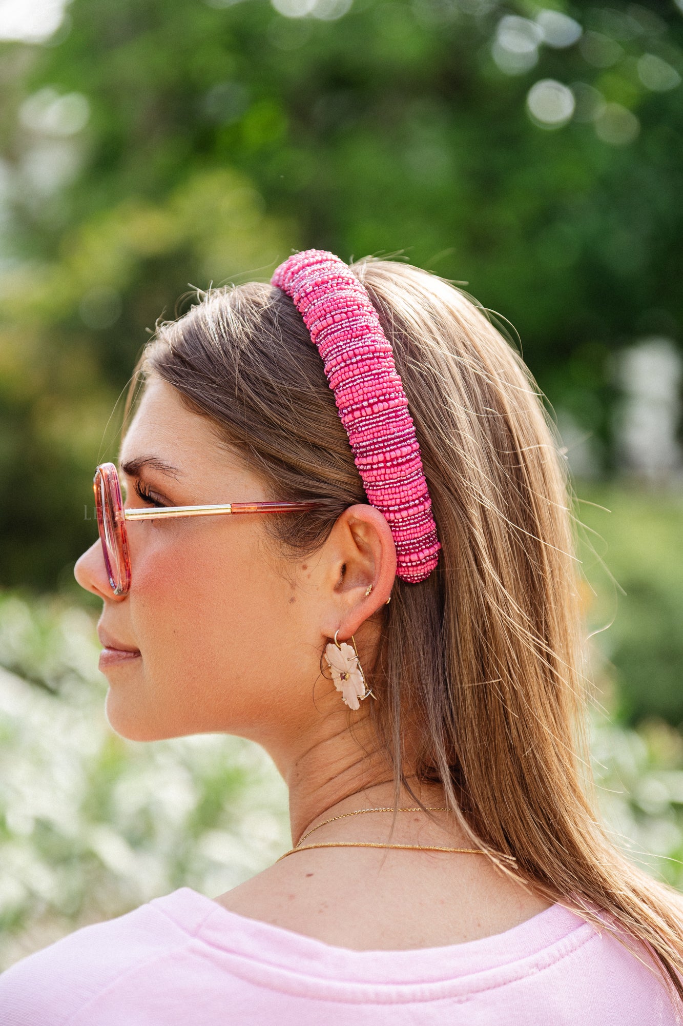 Bandeau de cheveux Cassie midi perlé rose vif