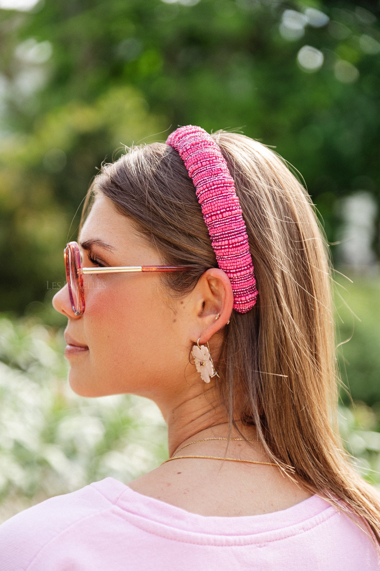 Bandeau de cheveux Cassie midi perlé rose vif