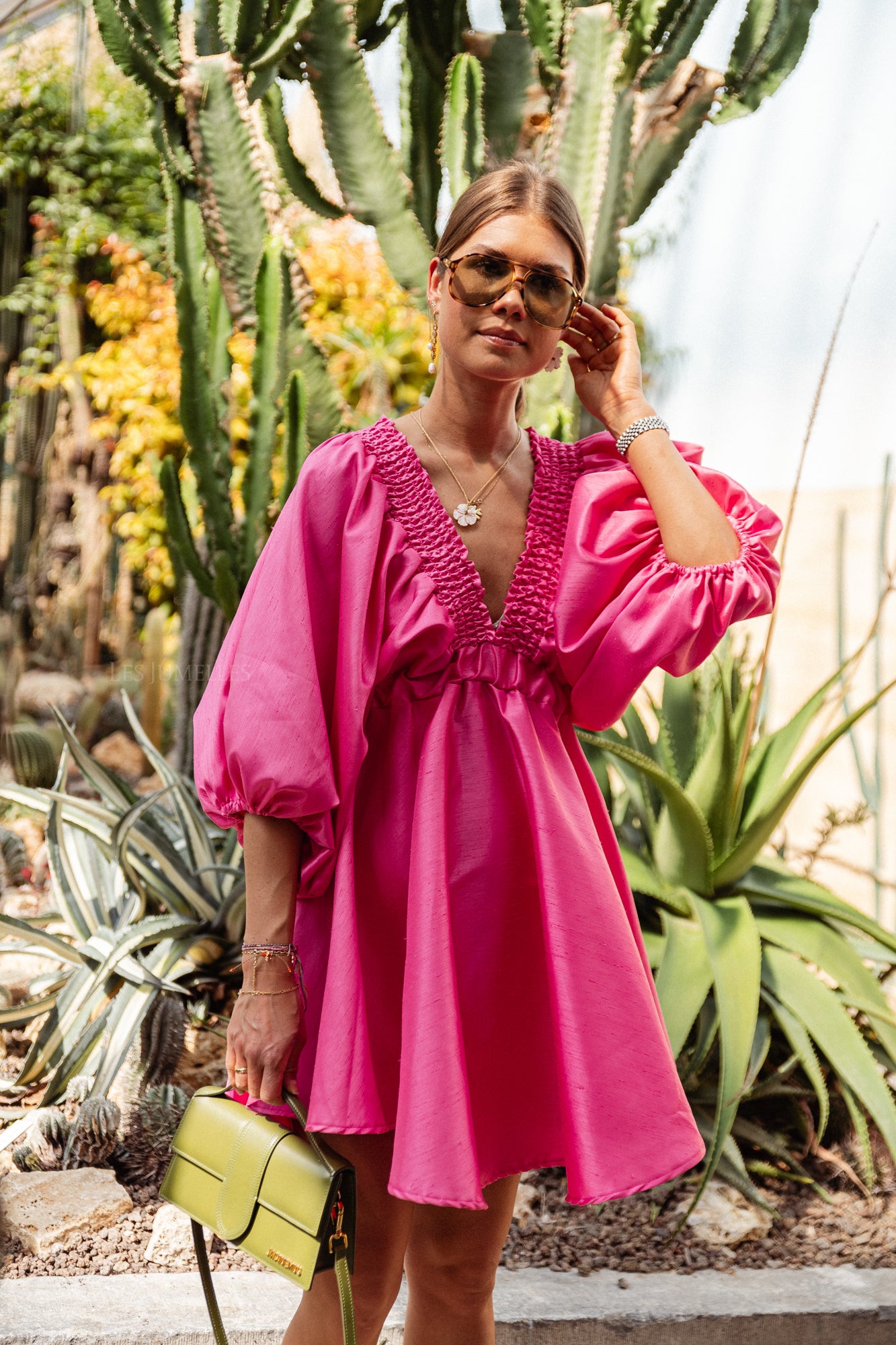 Robe courte col V Ella fuchsia