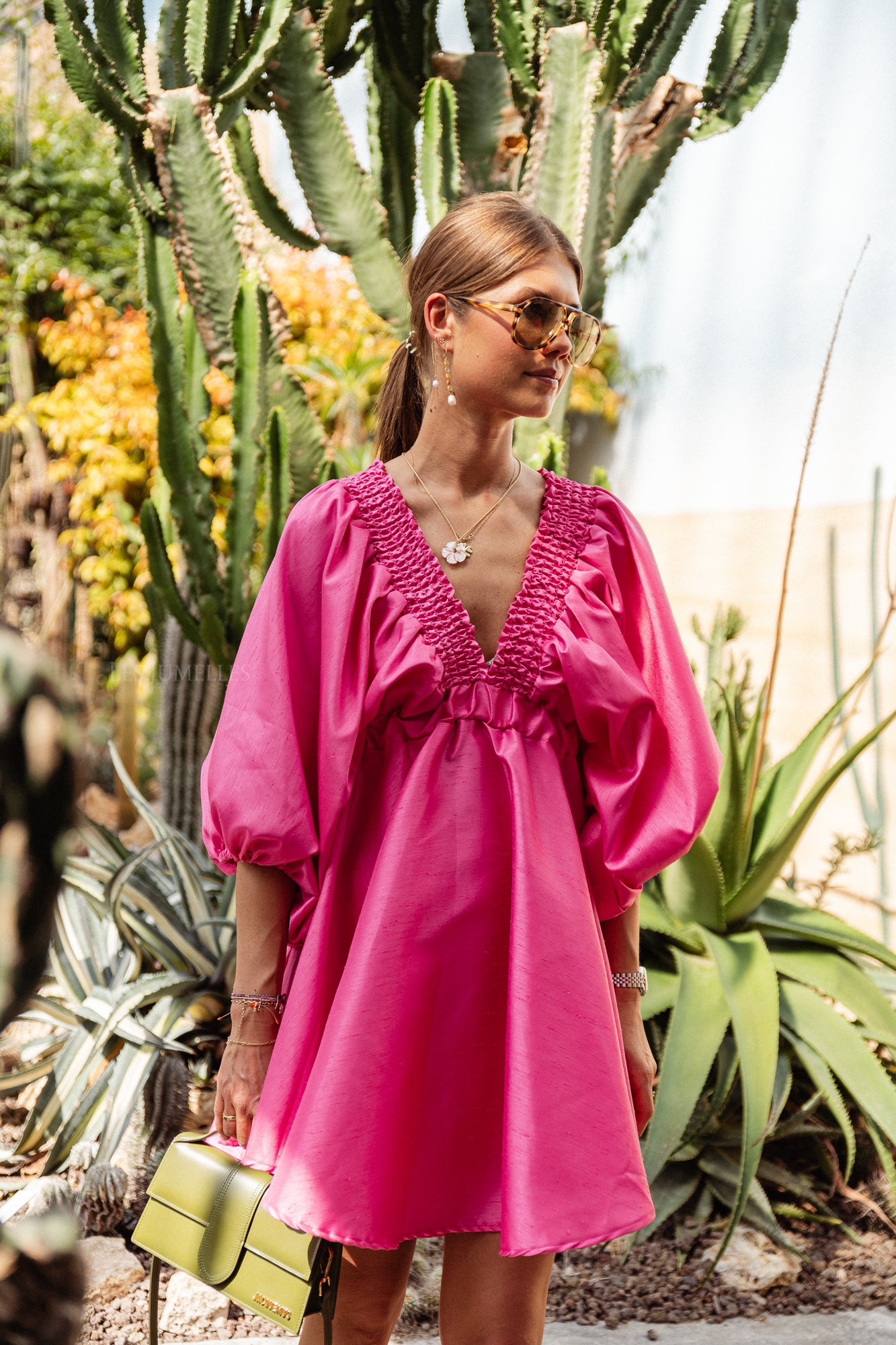 Robe courte col V Ella fuchsia