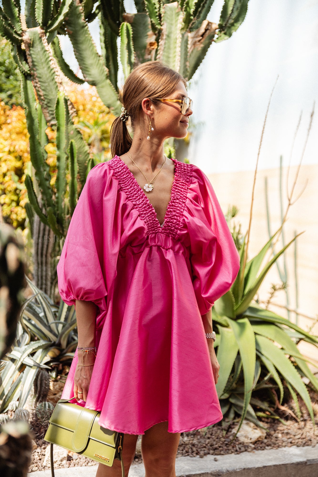 Robe courte col V Ella fuchsia