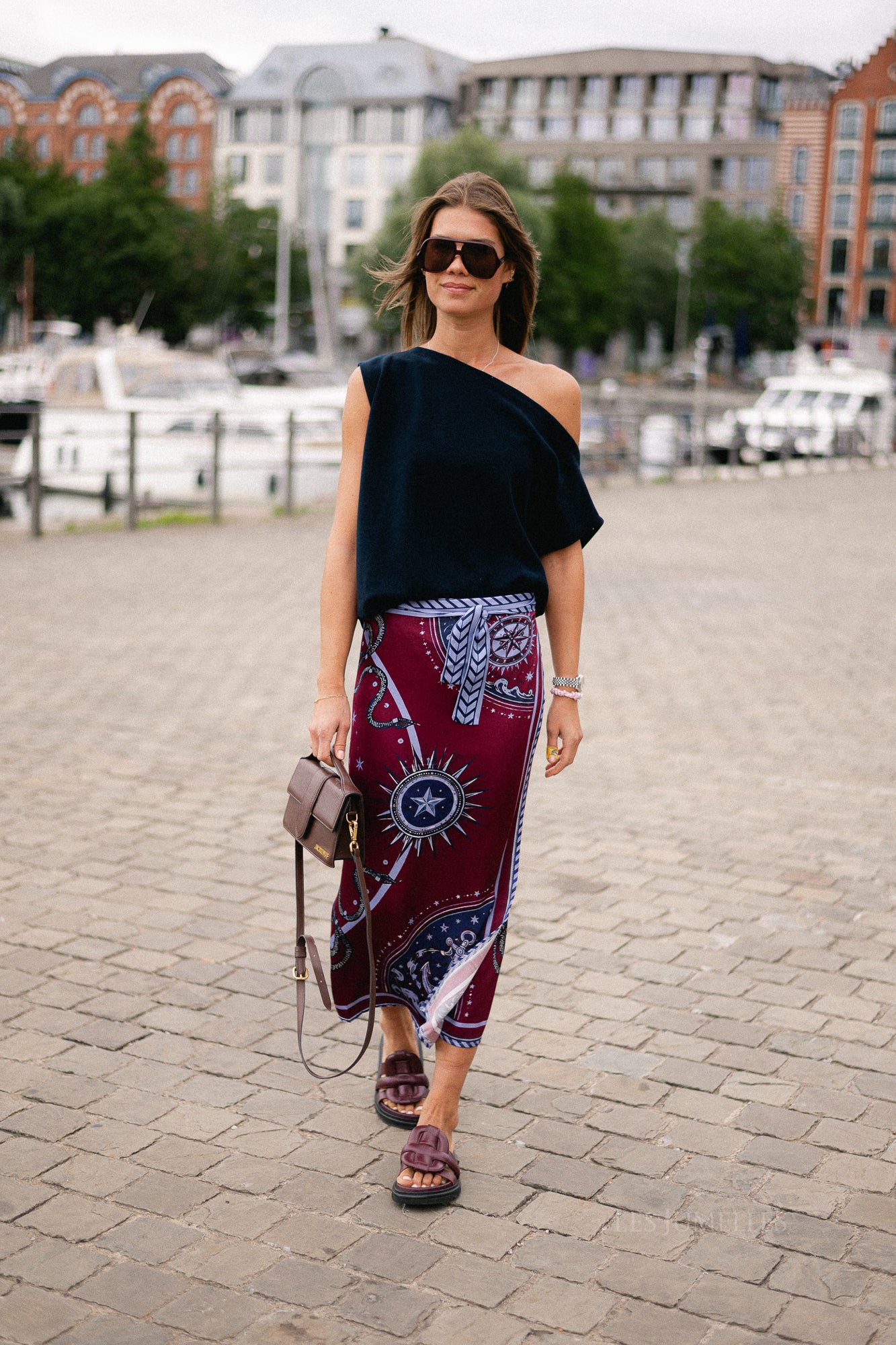 Amaya asymmetric top navy