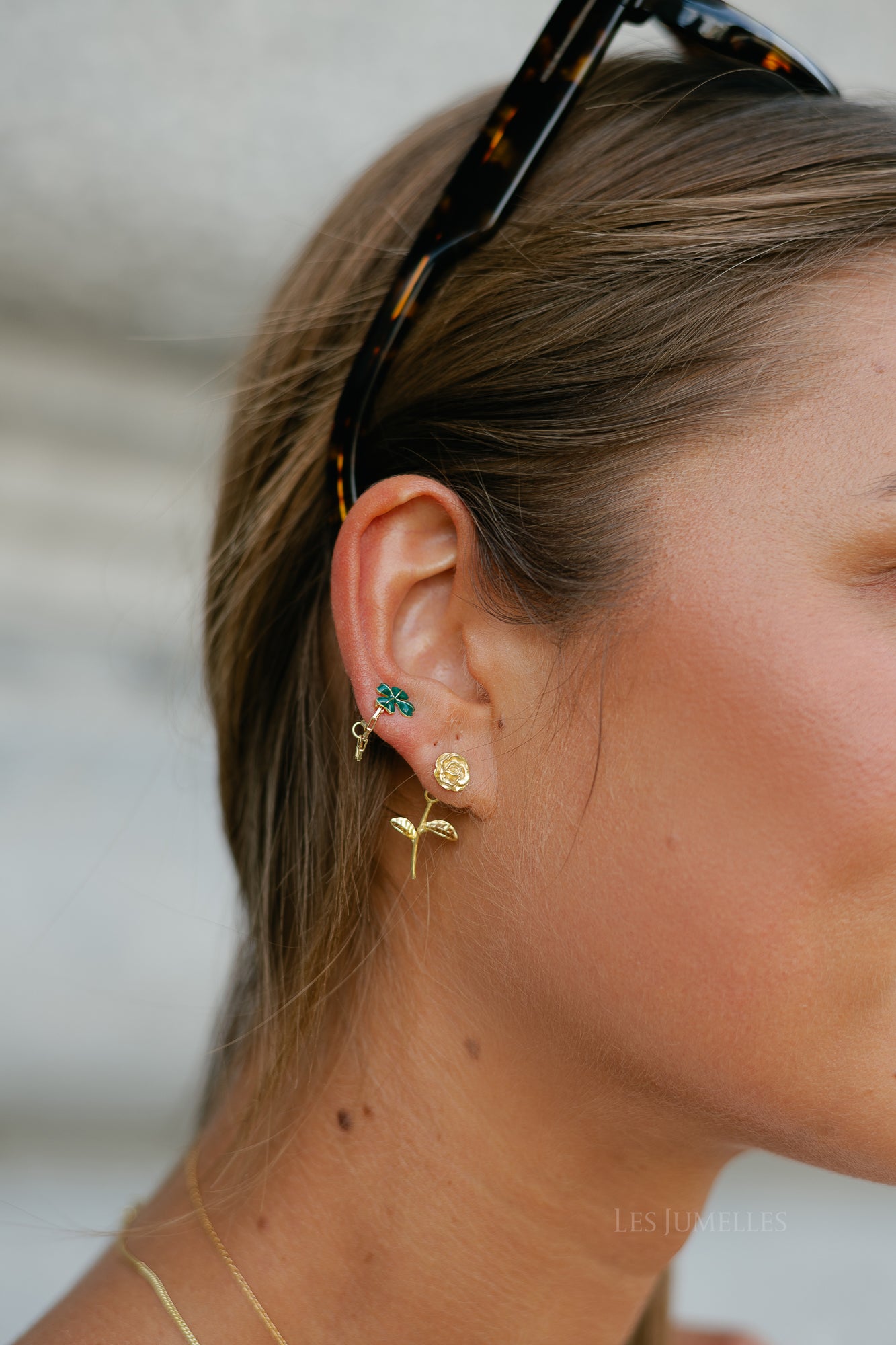Single honourable rose stud gold plated