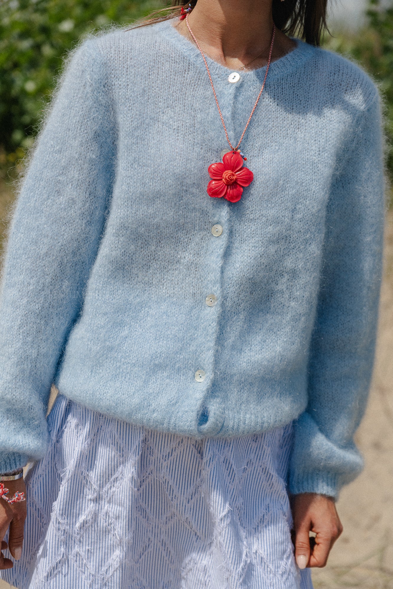 Collier de fleurs rouge