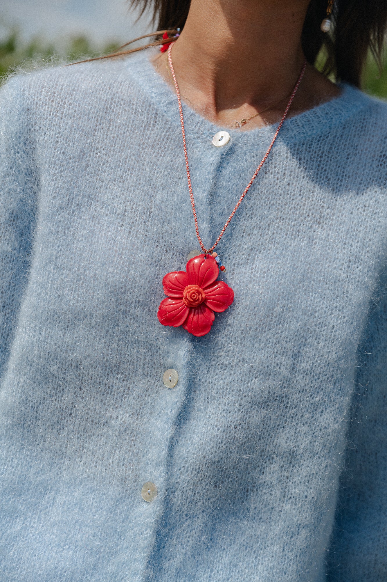 Collier de fleurs rouge