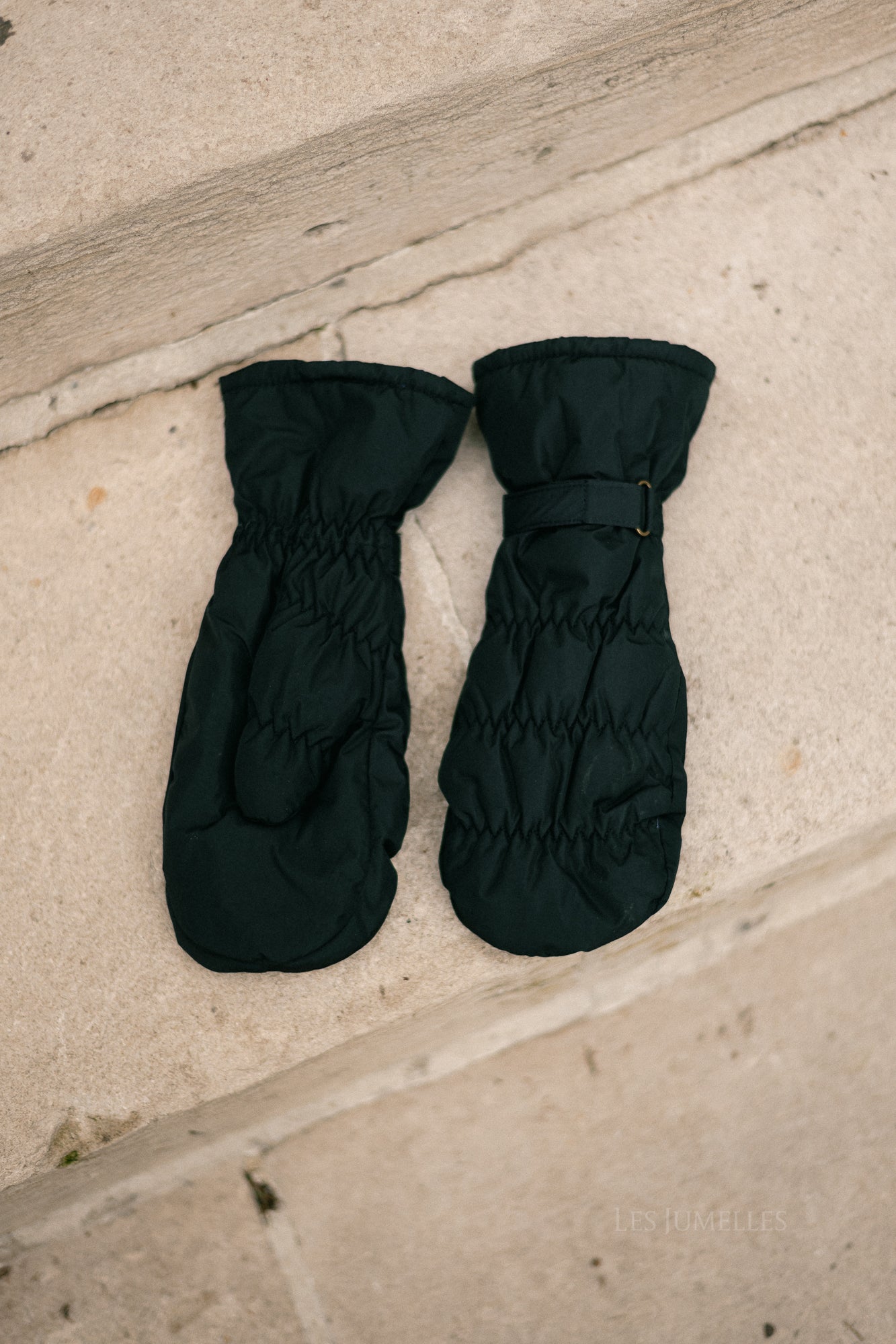 Padded Nylona mitten black