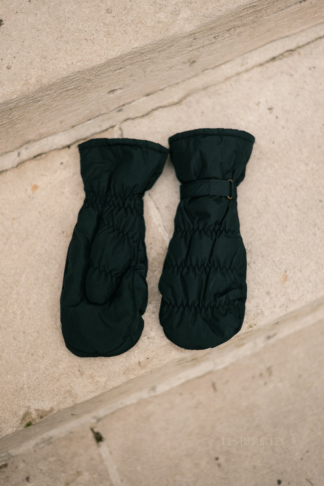 Padded Nylona mitten black