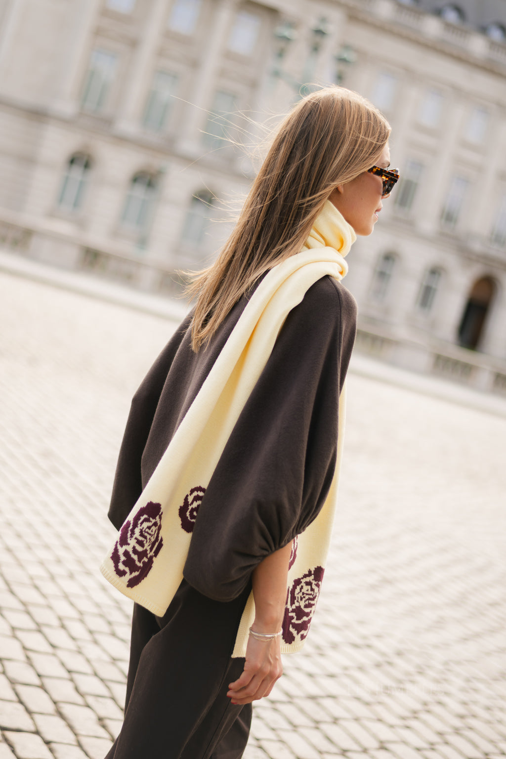 Margot scarf butter yellow/burgundy roses